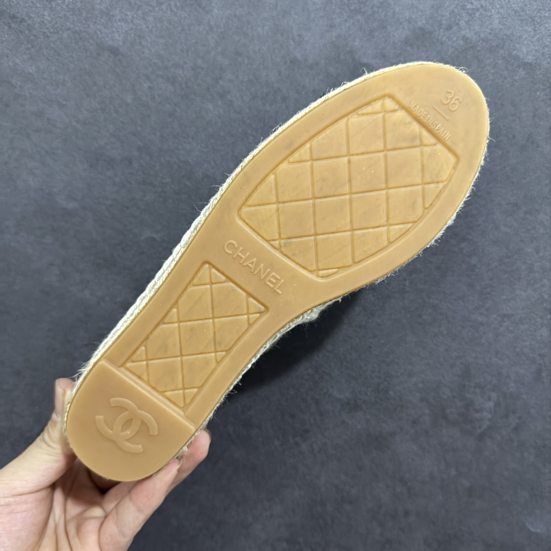 图片[9]-【莞产纯原】原版开发 市售顶级版本 CHANEL 香奈儿经典款 小香渔夫鞋 万年长青款 各路网红单品 春夏百搭款 牛仔裤 短裤轻松驾驭 原版一比一开模 99%还原正品100针麻绳上线，双双纯手工品质保证 原单进口羊皮 内里垫脚均为柔软绵羊皮 天然麻绳配透明橡胶大底 专柜统一包装。 脚背高/或者宽 建议选大一码 尺码： 35 36 37 38 39 40-选品中心