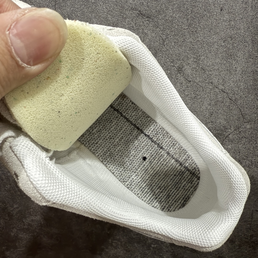 图片[9]-【渠道纯原版】Puma Speedcat OG Sparco 彪马罗马阿莫尔系列 复古运动休闲赛车跑鞋 灰银 目前市场最优版本 无论是版型 细节 烫金走线 完全碾压市场任意版本 欢迎对比🆚 工厂耗时3个月开发 原装档案原数据纸版楦型 采用固色翻毛皮鞋面材质(正确二次成型\’猛帮\’成型工艺🆚区别市面版本!!) 外置原数据开发轻量耐磨橡胶大底💪🏻 全球知名运动品牌PUMA宝马赛车系列 融合了宝马车队的标志性配色 以趣味十足又前卫复古的设计引领潮流 将赛道精神融入街头时尚 开启前卫竞速之旅 主打前卫复古风 Roma鞋款的鞋侧以复古的流线造型 缀以宝马经典Logo 巧妙吸睛 而Speedcat鞋款以亮眼三色条纹元素缀以舒适鞋面 赋予了独特的个性美学 演绎赛车的无尽能量 尺码：36-45 货号：397397-01-选品中心