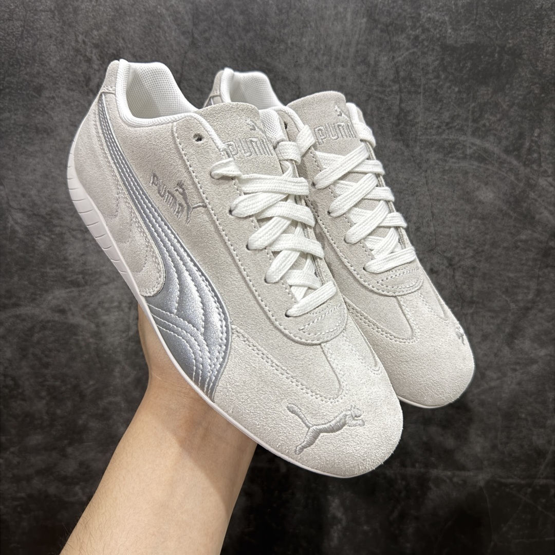 【渠道纯原版】Puma Speedcat OG Sparco 彪马罗马阿莫尔系列 复古运动休闲赛车跑鞋 灰银 目前市场最优版本 无论是版型 细节 烫金走线 完全碾压市场任意版本 欢迎对比🆚 工厂耗时3个月开发 原装档案原数据纸版楦型 采用固色翻毛皮鞋面材质(正确二次成型\'猛帮\'成型工艺🆚区别市面版本!!) 外置原数据开发轻量耐磨橡胶大底💪🏻 全球知名运动品牌PUMA宝马赛车系列 融合了宝马车队的标志性配色 以趣味十足又前卫复古的设计引领潮流 将赛道精神融入街头时尚 开启前卫竞速之旅 主打前卫复古风 Roma鞋款的鞋侧以复古的流线造型 缀以宝马经典Logo 巧妙吸睛 而Speedcat鞋款以亮眼三色条纹元素缀以舒适鞋面 赋予了独特的个性美学 演绎赛车的无尽能量 尺码:36-45 货号:397397-01-选品中心