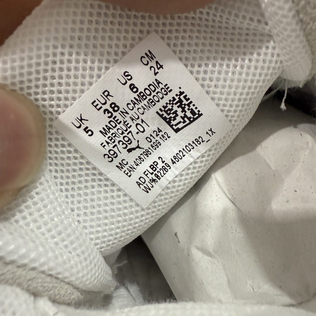 图片[7]-【渠道纯原版】Puma Speedcat OG Sparco 彪马罗马阿莫尔系列 复古运动休闲赛车跑鞋 灰银 目前市场最优版本 无论是版型 细节 烫金走线 完全碾压市场任意版本 欢迎对比🆚 工厂耗时3个月开发 原装档案原数据纸版楦型 采用固色翻毛皮鞋面材质(正确二次成型\’猛帮\’成型工艺🆚区别市面版本!!) 外置原数据开发轻量耐磨橡胶大底💪🏻 全球知名运动品牌PUMA宝马赛车系列 融合了宝马车队的标志性配色 以趣味十足又前卫复古的设计引领潮流 将赛道精神融入街头时尚 开启前卫竞速之旅 主打前卫复古风 Roma鞋款的鞋侧以复古的流线造型 缀以宝马经典Logo 巧妙吸睛 而Speedcat鞋款以亮眼三色条纹元素缀以舒适鞋面 赋予了独特的个性美学 演绎赛车的无尽能量 尺码：36-45 货号：397397-01-选品中心