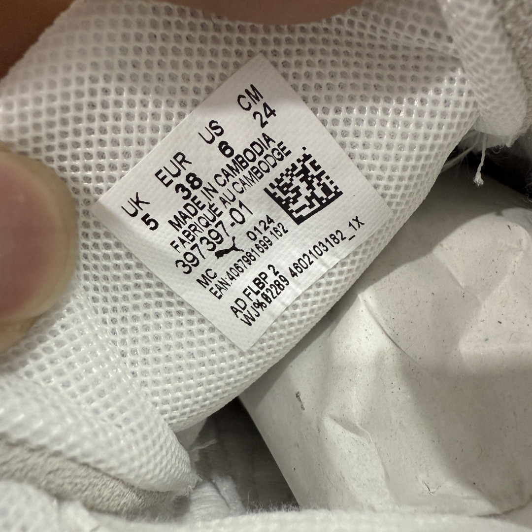 图片[6]-【渠道纯原版】Puma Speedcat OG Sparco 彪马罗马阿莫尔系列 复古运动休闲赛车跑鞋 灰银 目前市场最优版本 无论是版型 细节 烫金走线 完全碾压市场任意版本 欢迎对比🆚 工厂耗时3个月开发 原装档案原数据纸版楦型 采用固色翻毛皮鞋面材质(正确二次成型\’猛帮\’成型工艺🆚区别市面版本!!) 外置原数据开发轻量耐磨橡胶大底💪🏻 全球知名运动品牌PUMA宝马赛车系列 融合了宝马车队的标志性配色 以趣味十足又前卫复古的设计引领潮流 将赛道精神融入街头时尚 开启前卫竞速之旅 主打前卫复古风 Roma鞋款的鞋侧以复古的流线造型 缀以宝马经典Logo 巧妙吸睛 而Speedcat鞋款以亮眼三色条纹元素缀以舒适鞋面 赋予了独特的个性美学 演绎赛车的无尽能量 尺码：36-45 货号：397397-01-选品中心