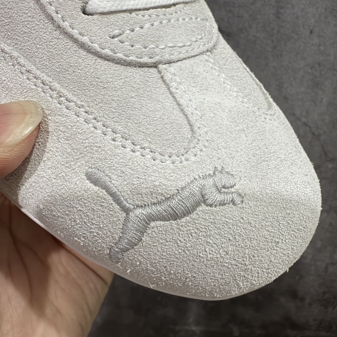 图片[4]-【渠道纯原版】Puma Speedcat OG Sparco 彪马罗马阿莫尔系列 复古运动休闲赛车跑鞋 灰银 目前市场最优版本 无论是版型 细节 烫金走线 完全碾压市场任意版本 欢迎对比🆚 工厂耗时3个月开发 原装档案原数据纸版楦型 采用固色翻毛皮鞋面材质(正确二次成型\’猛帮\’成型工艺🆚区别市面版本!!) 外置原数据开发轻量耐磨橡胶大底💪🏻 全球知名运动品牌PUMA宝马赛车系列 融合了宝马车队的标志性配色 以趣味十足又前卫复古的设计引领潮流 将赛道精神融入街头时尚 开启前卫竞速之旅 主打前卫复古风 Roma鞋款的鞋侧以复古的流线造型 缀以宝马经典Logo 巧妙吸睛 而Speedcat鞋款以亮眼三色条纹元素缀以舒适鞋面 赋予了独特的个性美学 演绎赛车的无尽能量 尺码：36-45 货号：397397-01-选品中心