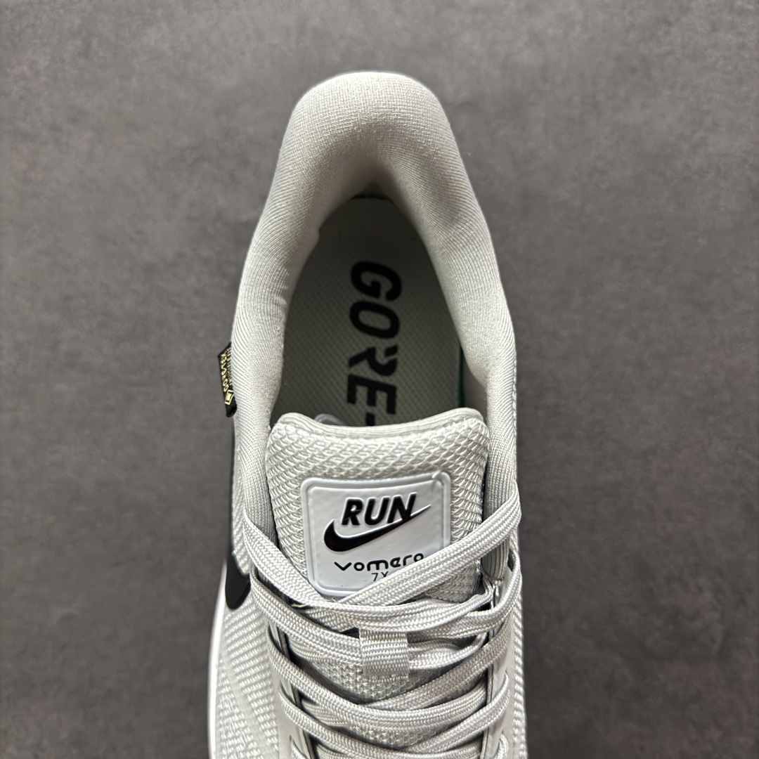  
Nike Gore-Tex 系列轻盈跑鞋舒适百搭缓震运动老爹鞋

鞋面以简约的防水透气网孔,搭配同色