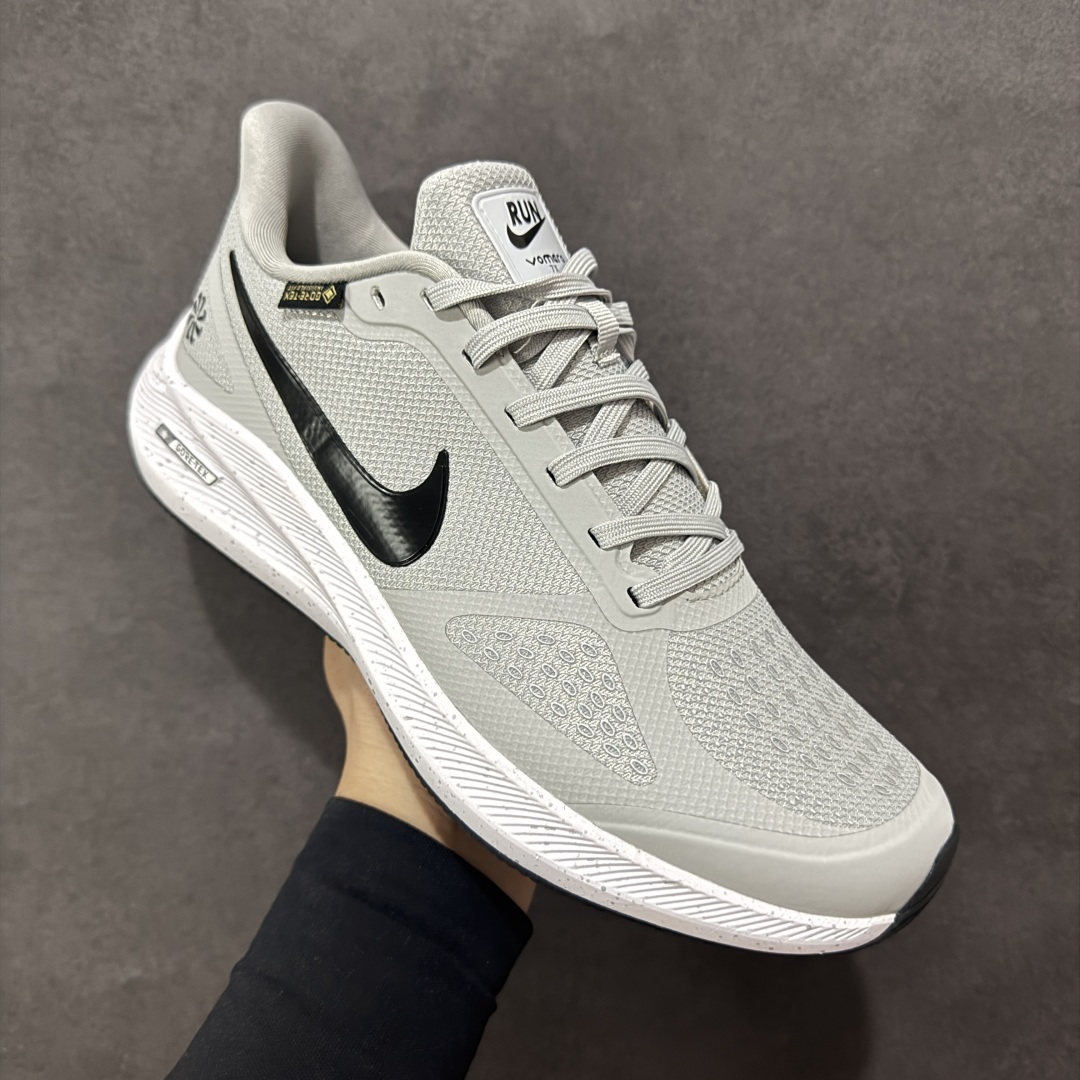 
Nike Gore-Tex 系列轻盈跑鞋舒适百搭缓震运动老爹鞋

鞋面以简约的防水透气网孔,搭配同色