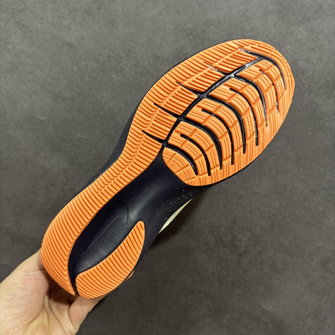  
Nike Gore-Tex 系列轻盈跑鞋舒适百搭缓震运动老爹鞋

鞋面以简约的防水透气网孔,搭配同色