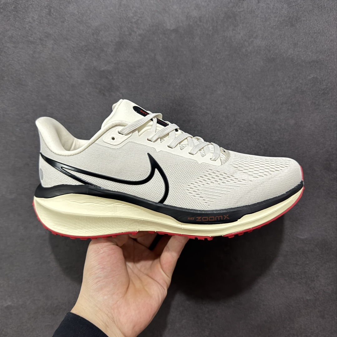 【公司级】Nike Air Zoom Vomero 17 V17 轻便舒适公路跑步鞋 FB1309-001 市场最高版本 满分细节 平台专供品质 中底内置Zoom气垫 区别市场版本 质感柔软 弹力充沛 助力一路畅跑 乐享不停 厚实泡绵缔造舒适的回弹效果 铸就出色跑步表现 该鞋款轻盈透气 带你步入舒适新境界 疾速刺激感和非凡舒适脚感交织 定能让跑者在迈步间找到渴望已久的跑步乐趣 自如掌控跑步节奏、配速和里程 足底缓震配置赋予双足柔软舒适感受 助你一路畅跑 缓震设计 在双足触地时有助提供舒适脚感 搭载性能出众的 ZoomX 和 Cushlon 泡绵 营造柔软舒适脚感 助你稳稳迈步 基于跑者反馈 简化中底设计 带来出色舒适感 尺码：36 36.5 37.5 38 38.5 39 40 40.5 41 42 42.5 43 44 44.5 45-选品中心