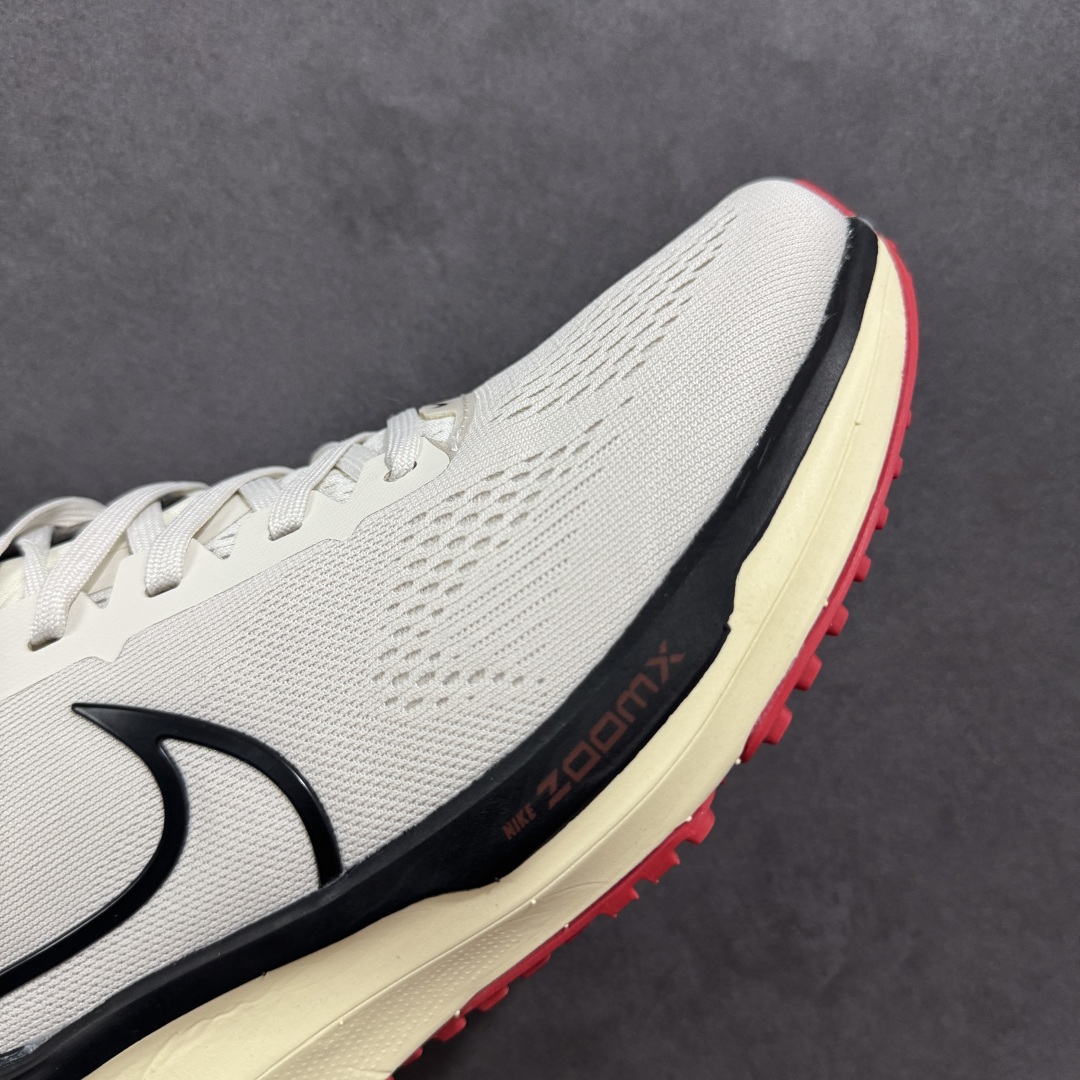 图片[5]-【公司级】Nike Air Zoom Vomero 17 V17 轻便舒适公路跑步鞋 FB1309-001 市场最高版本 满分细节 平台专供品质 中底内置Zoom气垫 区别市场版本 质感柔软 弹力充沛 助力一路畅跑 乐享不停 厚实泡绵缔造舒适的回弹效果 铸就出色跑步表现 该鞋款轻盈透气 带你步入舒适新境界 疾速刺激感和非凡舒适脚感交织 定能让跑者在迈步间找到渴望已久的跑步乐趣 自如掌控跑步节奏、配速和里程 足底缓震配置赋予双足柔软舒适感受 助你一路畅跑 缓震设计 在双足触地时有助提供舒适脚感 搭载性能出众的 ZoomX 和 Cushlon 泡绵 营造柔软舒适脚感 助你稳稳迈步 基于跑者反馈 简化中底设计 带来出色舒适感 尺码：36 36.5 37.5 38 38.5 39 40 40.5 41 42 42.5 43 44 44.5 45-选品中心