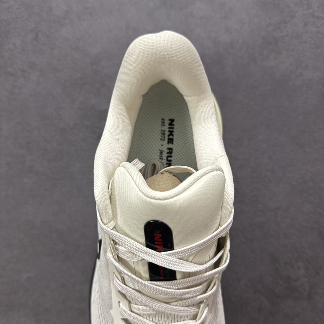 图片[7]-【公司级】Nike Air Zoom Vomero 17 V17 轻便舒适公路跑步鞋 FB1309-001 市场最高版本 满分细节 平台专供品质 中底内置Zoom气垫 区别市场版本 质感柔软 弹力充沛 助力一路畅跑 乐享不停 厚实泡绵缔造舒适的回弹效果 铸就出色跑步表现 该鞋款轻盈透气 带你步入舒适新境界 疾速刺激感和非凡舒适脚感交织 定能让跑者在迈步间找到渴望已久的跑步乐趣 自如掌控跑步节奏、配速和里程 足底缓震配置赋予双足柔软舒适感受 助你一路畅跑 缓震设计 在双足触地时有助提供舒适脚感 搭载性能出众的 ZoomX 和 Cushlon 泡绵 营造柔软舒适脚感 助你稳稳迈步 基于跑者反馈 简化中底设计 带来出色舒适感 尺码：36 36.5 37.5 38 38.5 39 40 40.5 41 42 42.5 43 44 44.5 45-选品中心