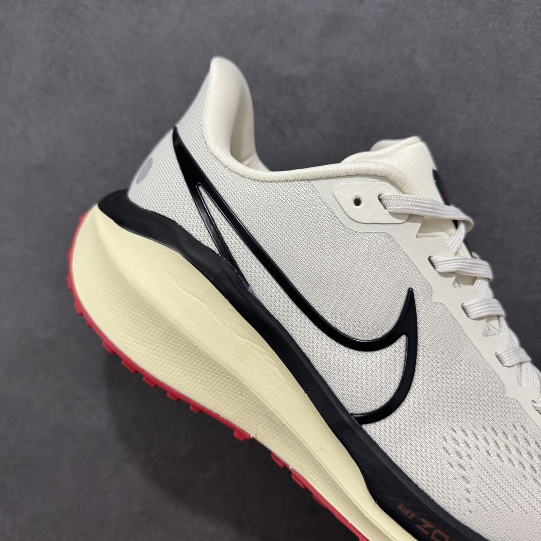 图片[6]-【公司级】Nike Air Zoom Vomero 17 V17 轻便舒适公路跑步鞋 FB1309-001 市场最高版本 满分细节 平台专供品质 中底内置Zoom气垫 区别市场版本 质感柔软 弹力充沛 助力一路畅跑 乐享不停 厚实泡绵缔造舒适的回弹效果 铸就出色跑步表现 该鞋款轻盈透气 带你步入舒适新境界 疾速刺激感和非凡舒适脚感交织 定能让跑者在迈步间找到渴望已久的跑步乐趣 自如掌控跑步节奏、配速和里程 足底缓震配置赋予双足柔软舒适感受 助你一路畅跑 缓震设计 在双足触地时有助提供舒适脚感 搭载性能出众的 ZoomX 和 Cushlon 泡绵 营造柔软舒适脚感 助你稳稳迈步 基于跑者反馈 简化中底设计 带来出色舒适感 尺码：36 36.5 37.5 38 38.5 39 40 40.5 41 42 42.5 43 44 44.5 45-选品中心
