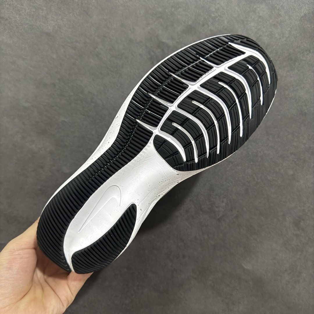 
Nike Gore-Tex 系列轻盈跑鞋舒适百搭缓震运动老爹鞋

鞋面以简约的防水透气网孔,搭配同色