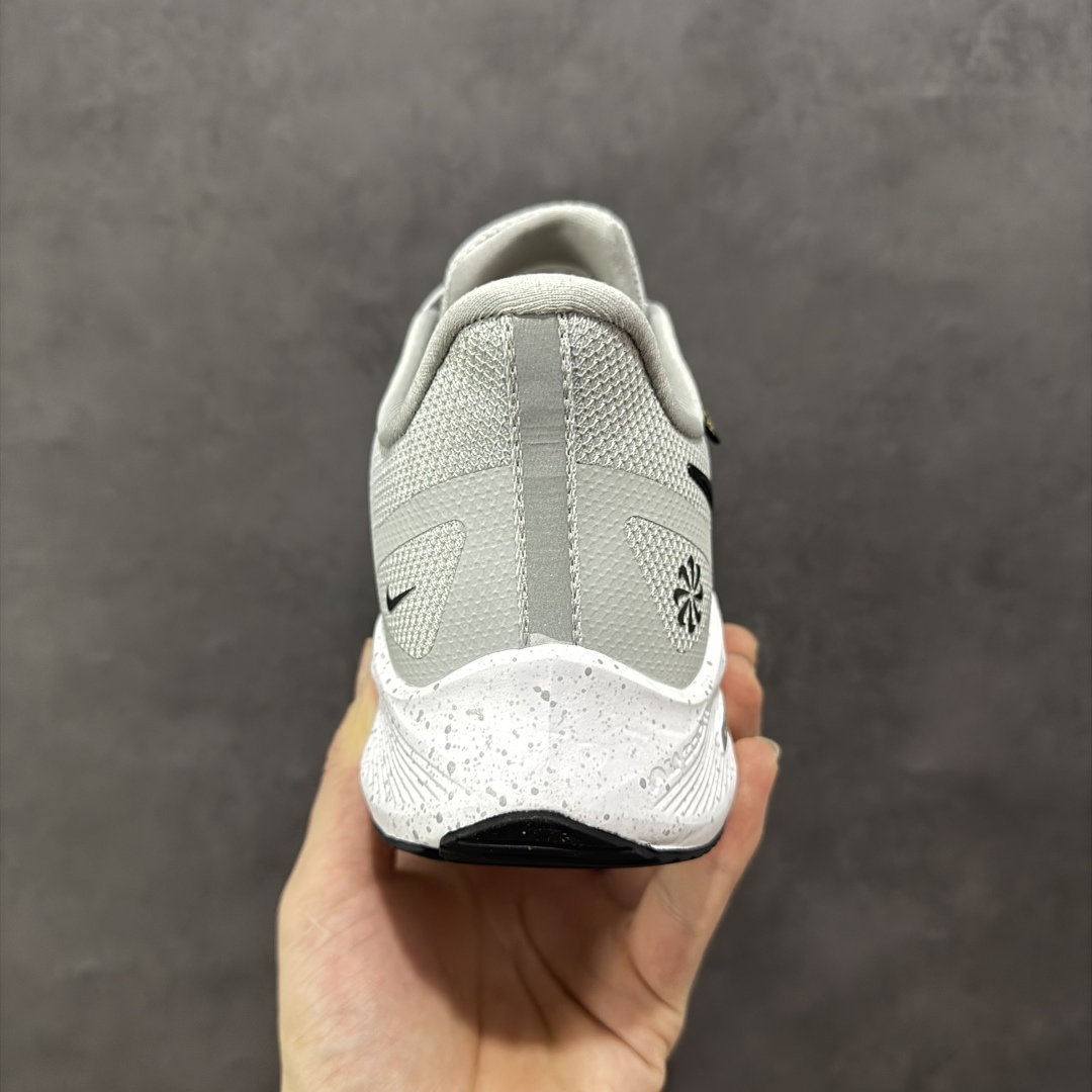  
Nike Gore-Tex 系列轻盈跑鞋舒适百搭缓震运动老爹鞋

鞋面以简约的防水透气网孔,搭配同色