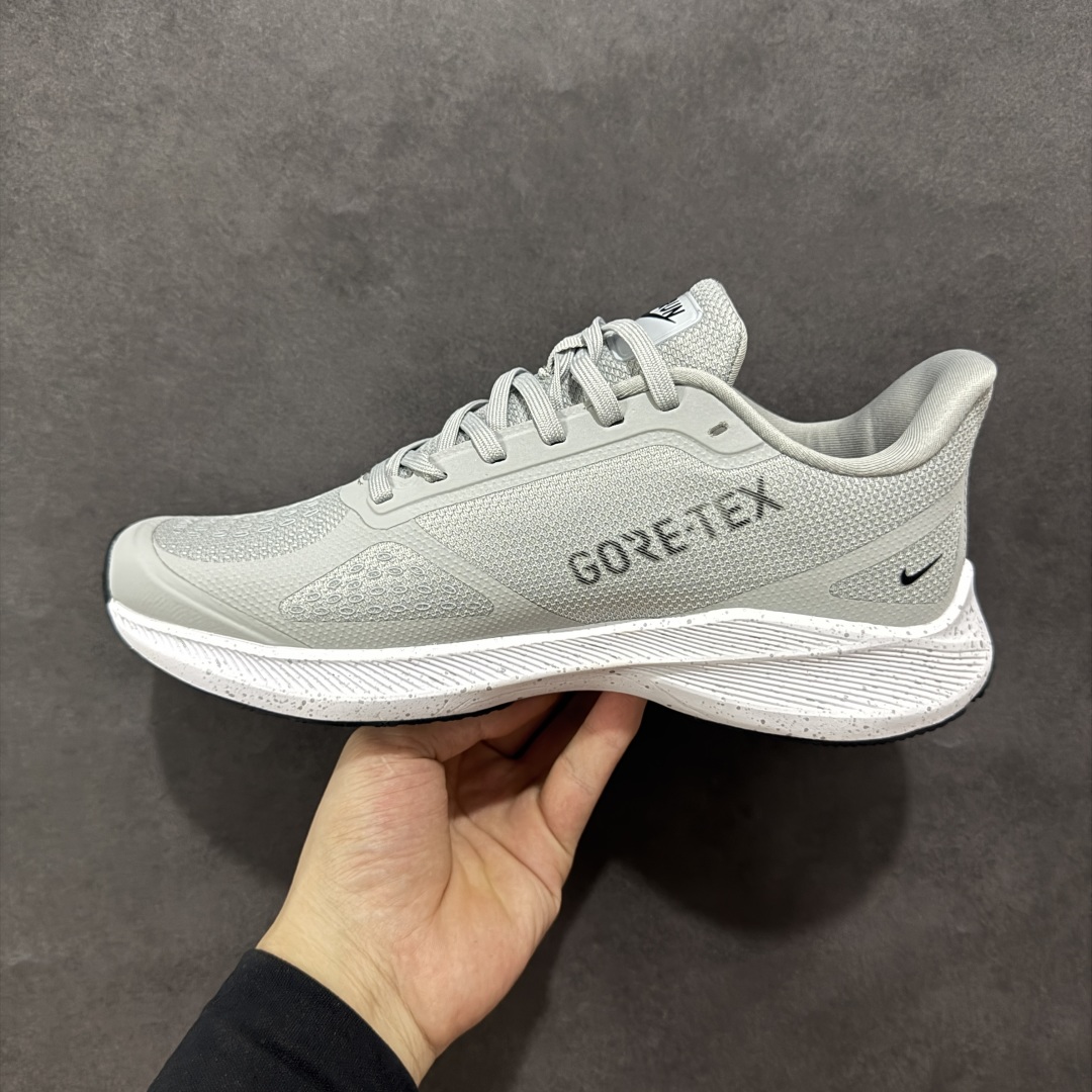  
Nike Gore-Tex 系列轻盈跑鞋舒适百搭缓震运动老爹鞋

鞋面以简约的防水透气网孔,搭配同色