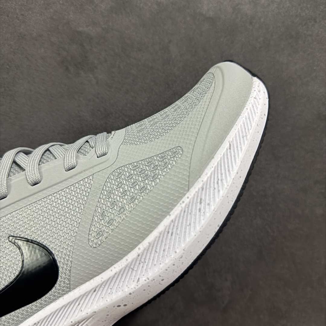  
Nike Gore-Tex 系列轻盈跑鞋舒适百搭缓震运动老爹鞋

鞋面以简约的防水透气网孔,搭配同色