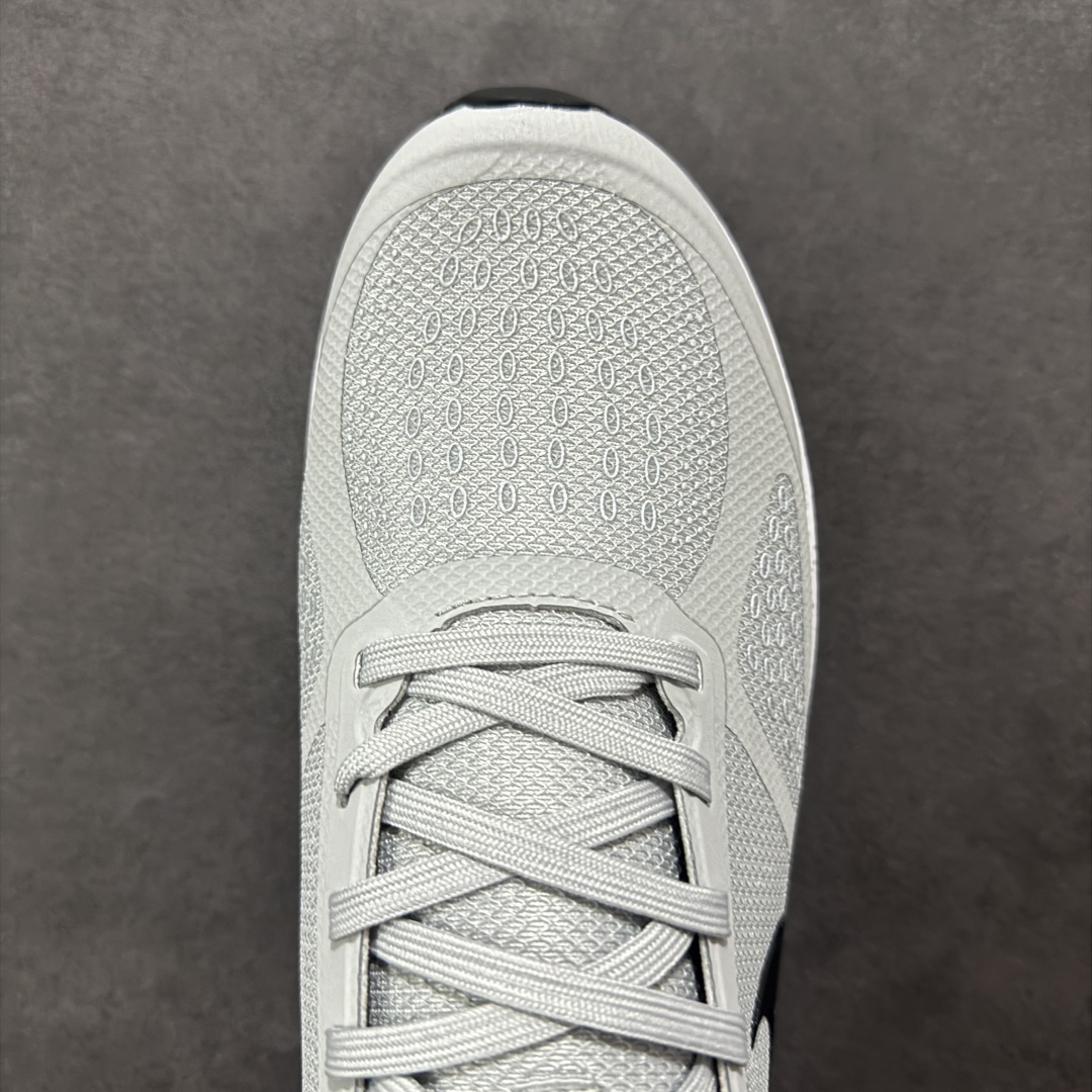  
Nike Gore-Tex 系列轻盈跑鞋舒适百搭缓震运动老爹鞋

鞋面以简约的防水透气网孔,搭配同色