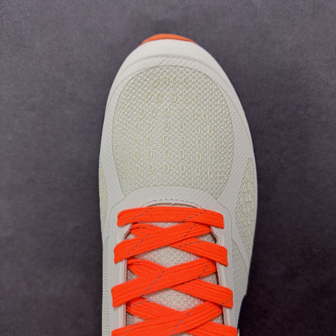  
Nike Gore-Tex 系列轻盈跑鞋舒适百搭缓震运动老爹鞋

鞋面以简约的防水透气网孔,搭配同色