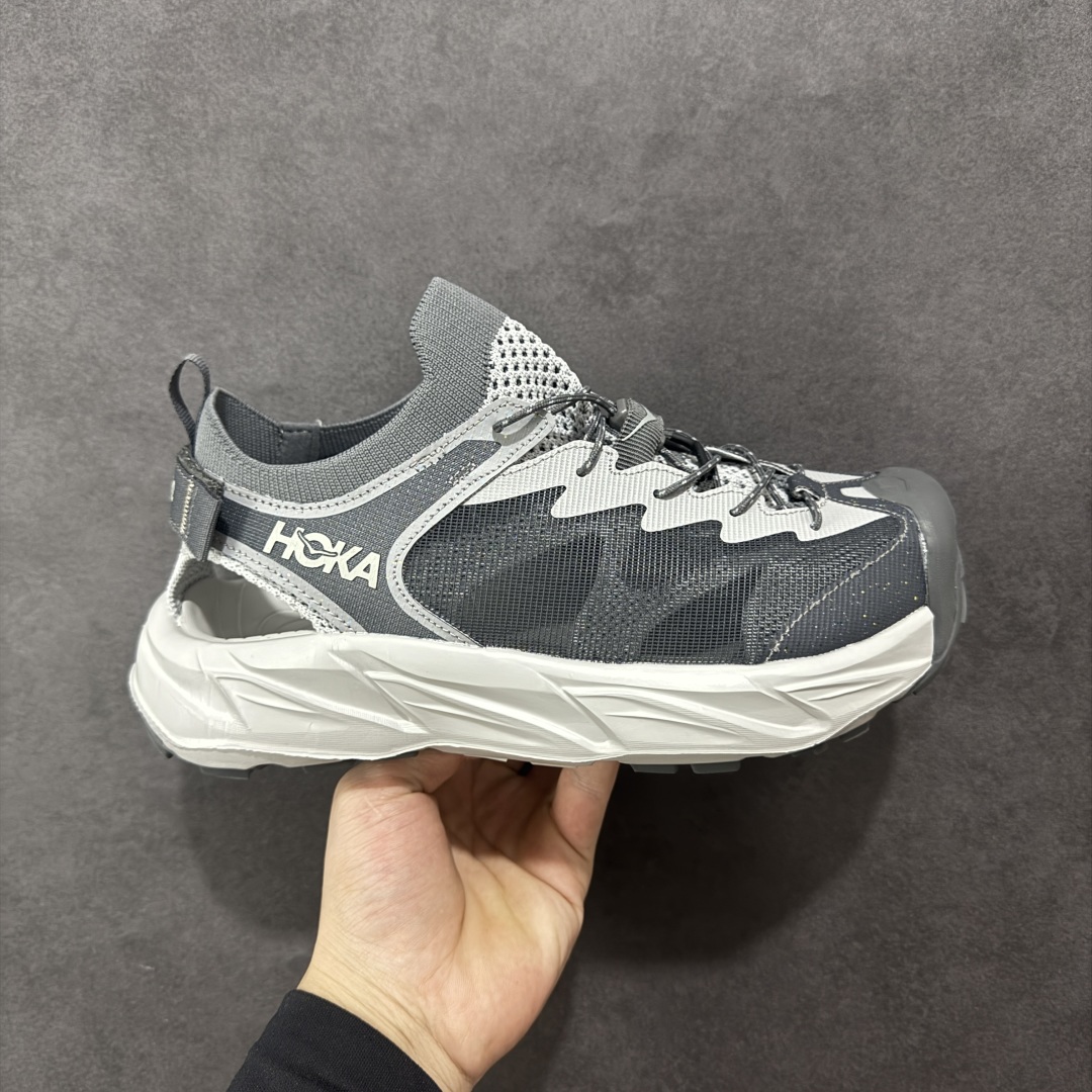 【绿x版】Hoka W Hopara 2 霍帕拉系列水路两用溯溪涉水休闲户外露营凉鞋 作为先锋品牌的 HOKA ONE ONE总是以独特的方式 HOPARA是一款溯溪鞋 又名排水鞋 可长期用于涉水和溯溪 保护脚底和脚趾的安全和舒适 鞋面材料速干 透气 耐磨 鞋底防滑 耐磨 抓地能力强 出于安全考虑 设计要求较高-涉水溯溪过程中 水 泥沙 可以直接从鞋内大孔排出 细纹鞋底使在岩石上抓地能力强 避免打滑 而上路后 鞋面具有快干透气等优点 尺码:36 36.5 37.5 38 39 40 40.5 41 42 42.5 43 44 45-选品中心