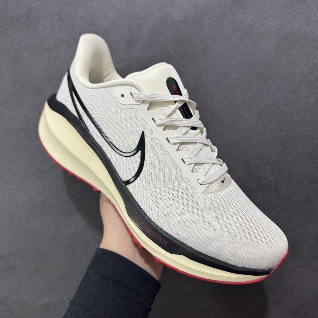 图片[3]-【公司级】Nike Air Zoom Vomero 17 V17 轻便舒适公路跑步鞋 FB1309-001 市场最高版本 满分细节 平台专供品质 中底内置Zoom气垫 区别市场版本 质感柔软 弹力充沛 助力一路畅跑 乐享不停 厚实泡绵缔造舒适的回弹效果 铸就出色跑步表现 该鞋款轻盈透气 带你步入舒适新境界 疾速刺激感和非凡舒适脚感交织 定能让跑者在迈步间找到渴望已久的跑步乐趣 自如掌控跑步节奏、配速和里程 足底缓震配置赋予双足柔软舒适感受 助你一路畅跑 缓震设计 在双足触地时有助提供舒适脚感 搭载性能出众的 ZoomX 和 Cushlon 泡绵 营造柔软舒适脚感 助你稳稳迈步 基于跑者反馈 简化中底设计 带来出色舒适感 尺码：36 36.5 37.5 38 38.5 39 40 40.5 41 42 42.5 43 44 44.5 45-选品中心