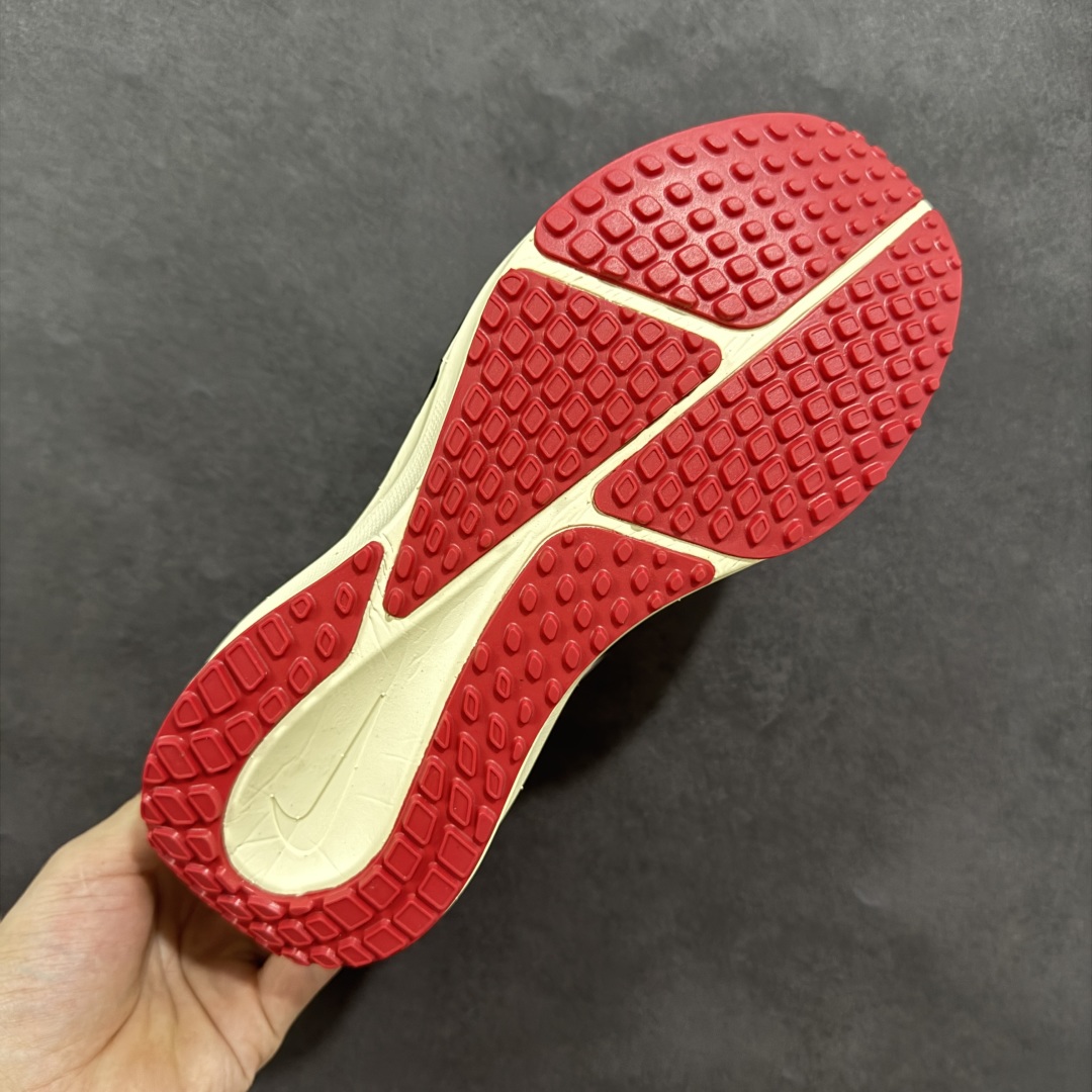 图片[9]-【公司级】Nike Air Zoom Vomero 17 V17 轻便舒适公路跑步鞋 FB1309-001 市场最高版本 满分细节 平台专供品质 中底内置Zoom气垫 区别市场版本 质感柔软 弹力充沛 助力一路畅跑 乐享不停 厚实泡绵缔造舒适的回弹效果 铸就出色跑步表现 该鞋款轻盈透气 带你步入舒适新境界 疾速刺激感和非凡舒适脚感交织 定能让跑者在迈步间找到渴望已久的跑步乐趣 自如掌控跑步节奏、配速和里程 足底缓震配置赋予双足柔软舒适感受 助你一路畅跑 缓震设计 在双足触地时有助提供舒适脚感 搭载性能出众的 ZoomX 和 Cushlon 泡绵 营造柔软舒适脚感 助你稳稳迈步 基于跑者反馈 简化中底设计 带来出色舒适感 尺码：36 36.5 37.5 38 38.5 39 40 40.5 41 42 42.5 43 44 44.5 45-选品中心