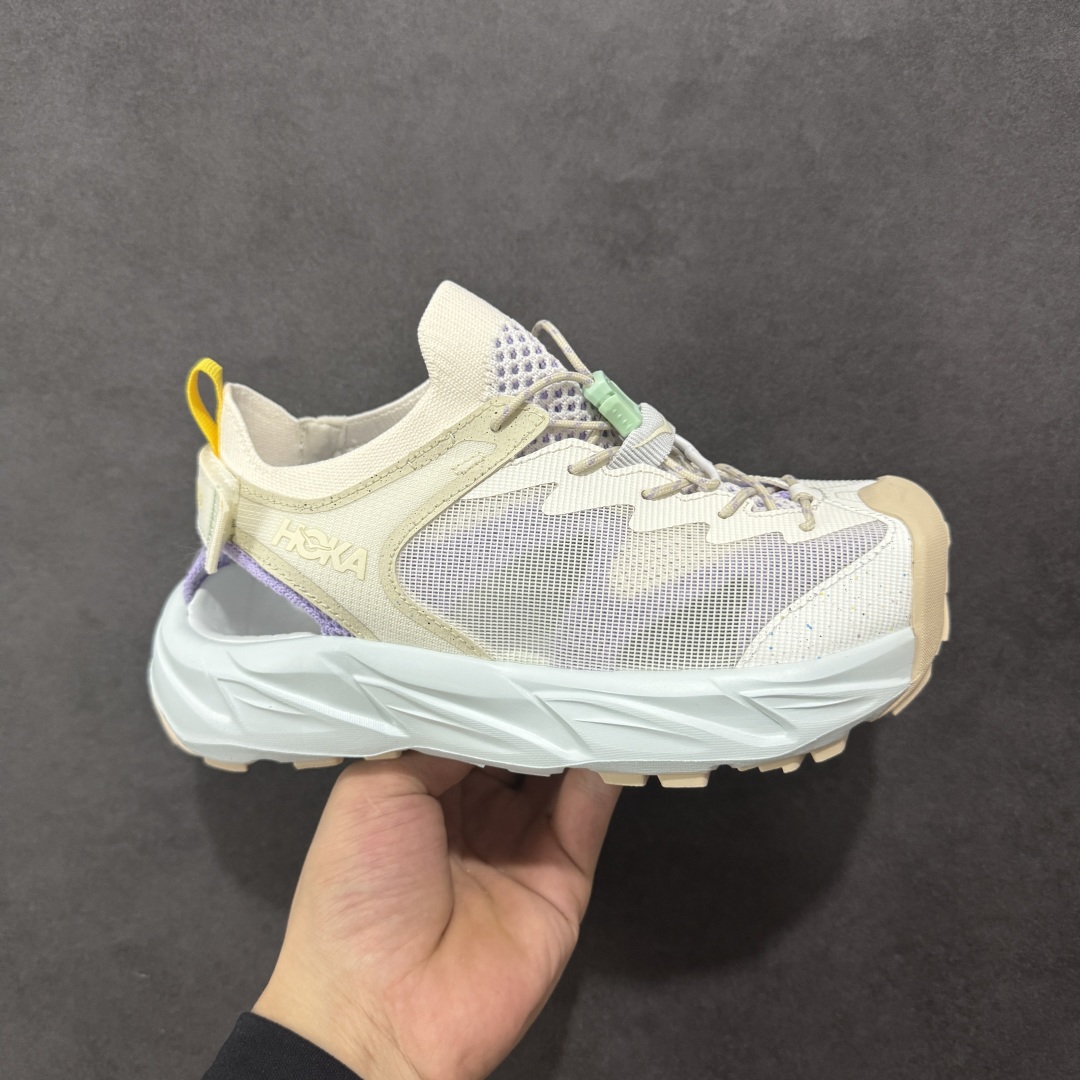 【绿x版】Hoka W Hopara 2 霍帕拉系列水路两用溯溪涉水休闲户外露营凉鞋 作为先锋品牌的 HOKA ONE ONE总是以独特的方式 HOPARA是一款溯溪鞋 又名排水鞋 可长期用于涉水和溯溪 保护脚底和脚趾的安全和舒适 鞋面材料速干 透气 耐磨 鞋底防滑 耐磨 抓地能力强 出于安全考虑 设计要求较高-涉水溯溪过程中 水 泥沙 可以直接从鞋内大孔排出 细纹鞋底使在岩石上抓地能力强 避免打滑 而上路后 鞋面具有快干透气等优点 尺码:36 36.5 37.5 38 39 40 40.5 41 42 42.5 43 44 45-选品中心