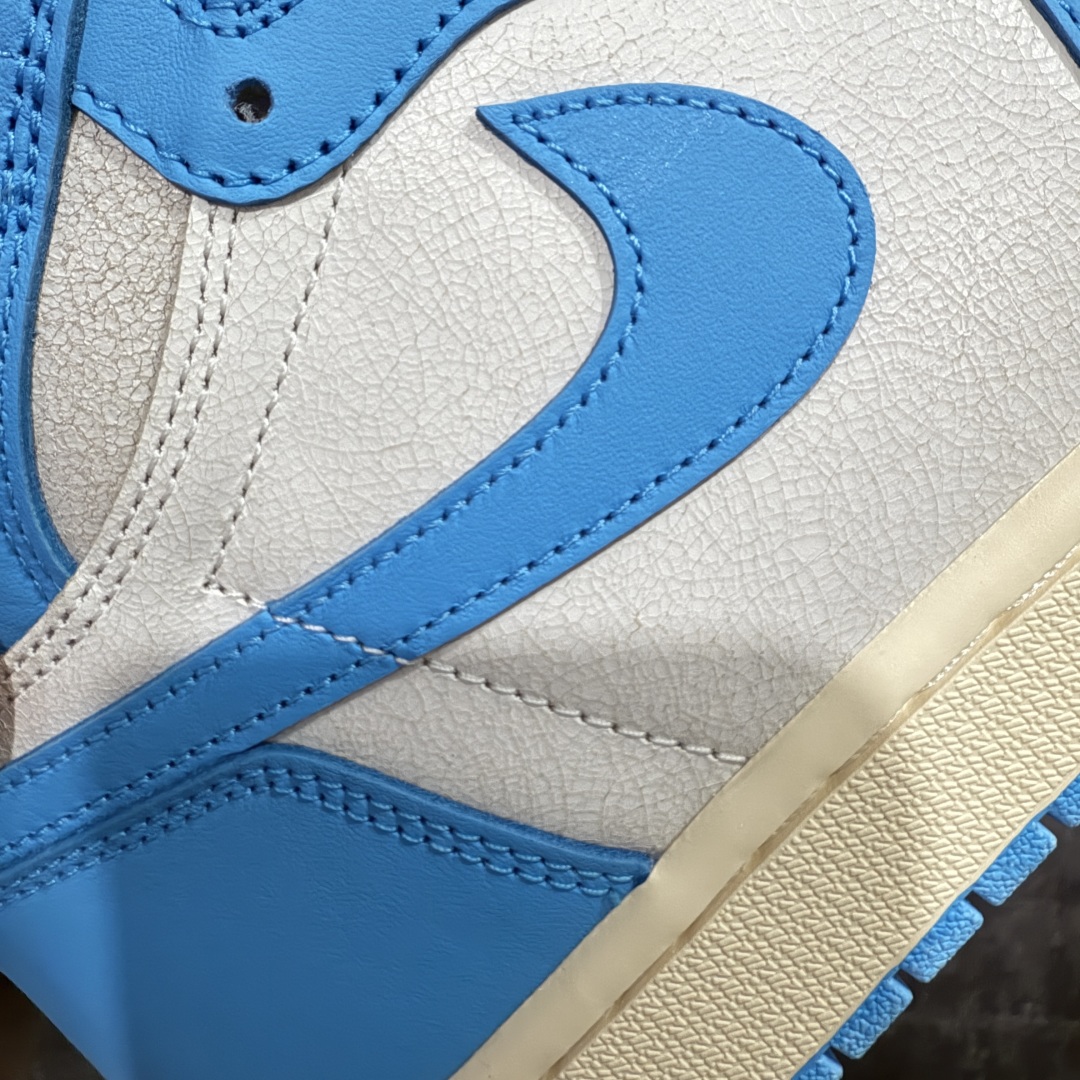 图片[4]-【PK纯原】Air Jordan 1 High OG \”UNC Reimagined\” AJ1 乔1做旧北卡蓝复刻 爆裂纹高帮篮球鞋 DZ5485-402 全新批次 原厂皮料 正确爆裂纹 清洁度超高，所有细节经得起推敲，外贸零售首选版本 高价零售推荐版本💪🏻 原楦原纸板开发 极致一眼正品既视感 原厂皮料 原厂拉帮工艺 全部采用原厂电脑车 针距 边距完全同步原鞋 原厂特供皮料承诺百分百一致原鞋 鞋面清洁度最高QC检验标准 控制溢胶 飞翼3D高频深度立体 全市场仅此一家 鞋盒、防尘纸 均采购来自原厂 尺码：40 40.5 41 42 42.5 43 44 44.5 45 46 47.5-选品中心