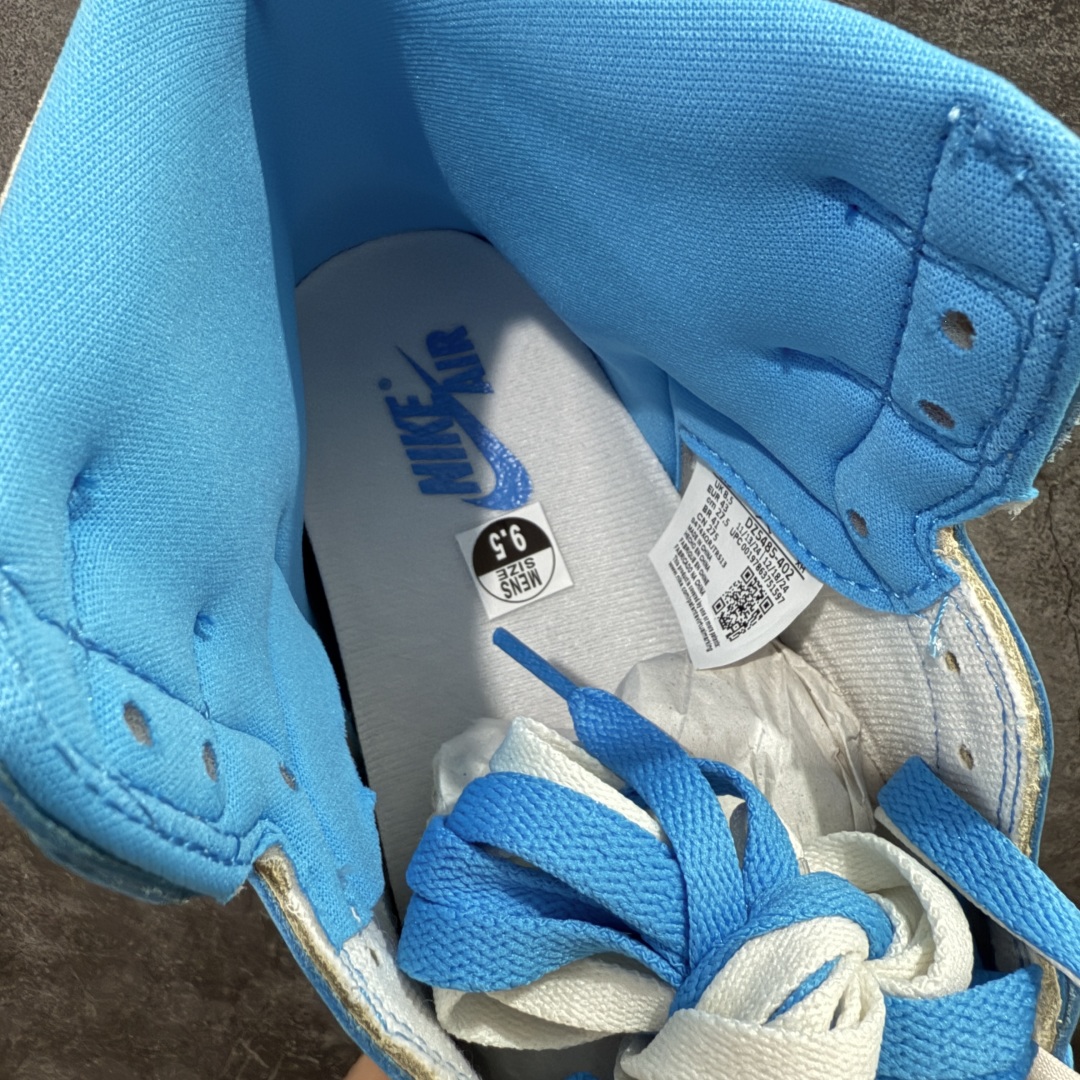 图片[9]-【PK纯原】Air Jordan 1 High OG \”UNC Reimagined\” AJ1 乔1做旧北卡蓝复刻 爆裂纹高帮篮球鞋 DZ5485-402 全新批次 原厂皮料 正确爆裂纹 清洁度超高，所有细节经得起推敲，外贸零售首选版本 高价零售推荐版本💪🏻 原楦原纸板开发 极致一眼正品既视感 原厂皮料 原厂拉帮工艺 全部采用原厂电脑车 针距 边距完全同步原鞋 原厂特供皮料承诺百分百一致原鞋 鞋面清洁度最高QC检验标准 控制溢胶 飞翼3D高频深度立体 全市场仅此一家 鞋盒、防尘纸 均采购来自原厂 尺码：40 40.5 41 42 42.5 43 44 44.5 45 46 47.5-选品中心