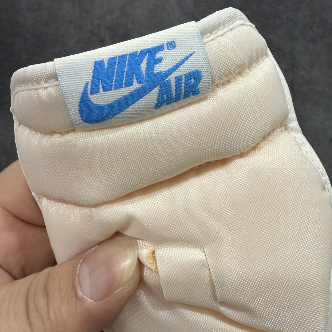 图片[7]-【PK纯原】Air Jordan 1 High OG \”UNC Reimagined\” AJ1 乔1做旧北卡蓝复刻 爆裂纹高帮篮球鞋 DZ5485-402 全新批次 原厂皮料 正确爆裂纹 清洁度超高，所有细节经得起推敲，外贸零售首选版本 高价零售推荐版本💪🏻 原楦原纸板开发 极致一眼正品既视感 原厂皮料 原厂拉帮工艺 全部采用原厂电脑车 针距 边距完全同步原鞋 原厂特供皮料承诺百分百一致原鞋 鞋面清洁度最高QC检验标准 控制溢胶 飞翼3D高频深度立体 全市场仅此一家 鞋盒、防尘纸 均采购来自原厂 尺码：40 40.5 41 42 42.5 43 44 44.5 45 46 47.5-选品中心