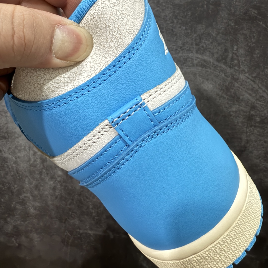 图片[2]-【PK纯原】Air Jordan 1 High OG \”UNC Reimagined\” AJ1 乔1做旧北卡蓝复刻 爆裂纹高帮篮球鞋 DZ5485-402 全新批次 原厂皮料 正确爆裂纹 清洁度超高，所有细节经得起推敲，外贸零售首选版本 高价零售推荐版本💪🏻 原楦原纸板开发 极致一眼正品既视感 原厂皮料 原厂拉帮工艺 全部采用原厂电脑车 针距 边距完全同步原鞋 原厂特供皮料承诺百分百一致原鞋 鞋面清洁度最高QC检验标准 控制溢胶 飞翼3D高频深度立体 全市场仅此一家 鞋盒、防尘纸 均采购来自原厂 尺码：40 40.5 41 42 42.5 43 44 44.5 45 46 47.5-选品中心