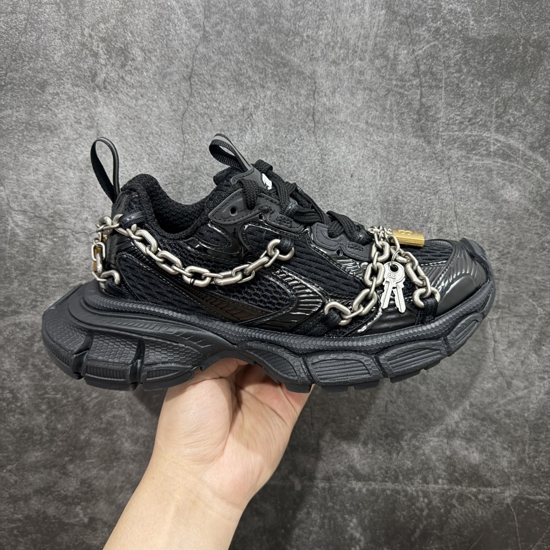 【VG零售版】BALENCIAGA 3XL Sneakers 巴黎世家十代网布系带低帮走秀复古老爹鞋 锁链⛓️绑带款 全套原纸板楦头开发 最原汁原味的灵魂版型 全鞋荧光划线卡点 胶水把控整洁度追求极致完美 每一双都是工艺品 多重QC质检 超越公司货的品控标准 实实在在的免检产品 原盒原配 正确字体电绣 粗细、位置、大小正确 侧边TPU 透气孔匹配意产原版 正确分离大底 TPU软底 原版一致大底LOGO 立体感十足 原厂皮料水洗做旧 采购原厂网纱 不含皮革 网布材料和聚氨酯 磨损效果 鞋头边缘和后帮 Balenciaga 徽标 鞋面和后跟凸印尺码 鞋舌 3XL 橡胶品牌标识和反光细节 鞋帮拉袢和鞋舌拉祥 配反光细节 备用鞋带在鞋履前侧 可在穿着前取下 便于不同造型搭配 正常尺码 尺码:35 36 37 38 39 40 41 42 43 44 45 46-选品中心