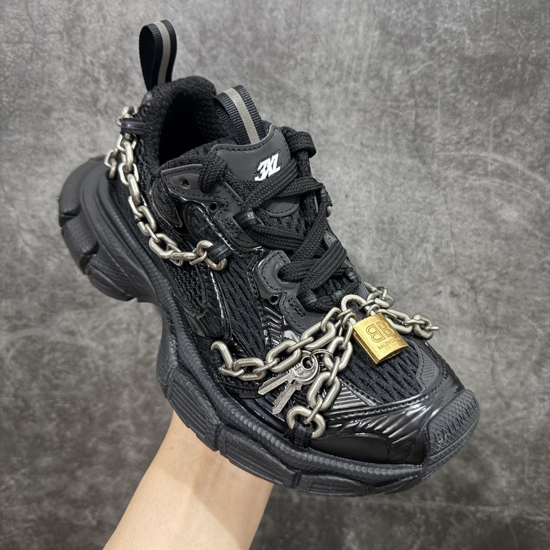图片[3]-【VG零售版】BALENCIAGA 3XL Sneakers 巴黎世家十代网布系带低帮走秀复古老爹鞋 锁链⛓️绑带款 全套原纸板楦头开发 最原汁原味的灵魂版型 全鞋荧光划线卡点 胶水把控整洁度追求极致完美 每一双都是工艺品 多重QC质检 超越公司货的品控标准 实实在在的免检产品 原盒原配 正确字体电绣 粗细、位置、大小正确 侧边TPU 透气孔匹配意产原版 正确分离大底 TPU软底 原版一致大底LOGO 立体感十足 原厂皮料水洗做旧 采购原厂网纱 不含皮革 网布材料和聚氨酯 磨损效果 鞋头边缘和后帮 Balenciaga 徽标 鞋面和后跟凸印尺码 鞋舌 3XL 橡胶品牌标识和反光细节 鞋帮拉袢和鞋舌拉祥 配反光细节 备用鞋带在鞋履前侧 可在穿着前取下 便于不同造型搭配 正常尺码 尺码：35 36 37 38 39 40 41 42 43 44 45 46-选品中心