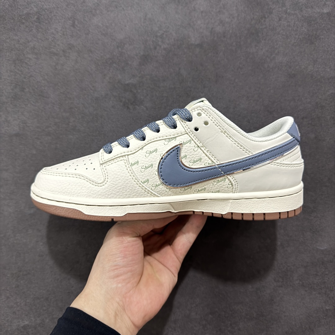  
【定制版】Nike SB Dunk Low 斯图西联名 浅蓝棕 周年高端定制 低帮休闲板鞋 ZH25