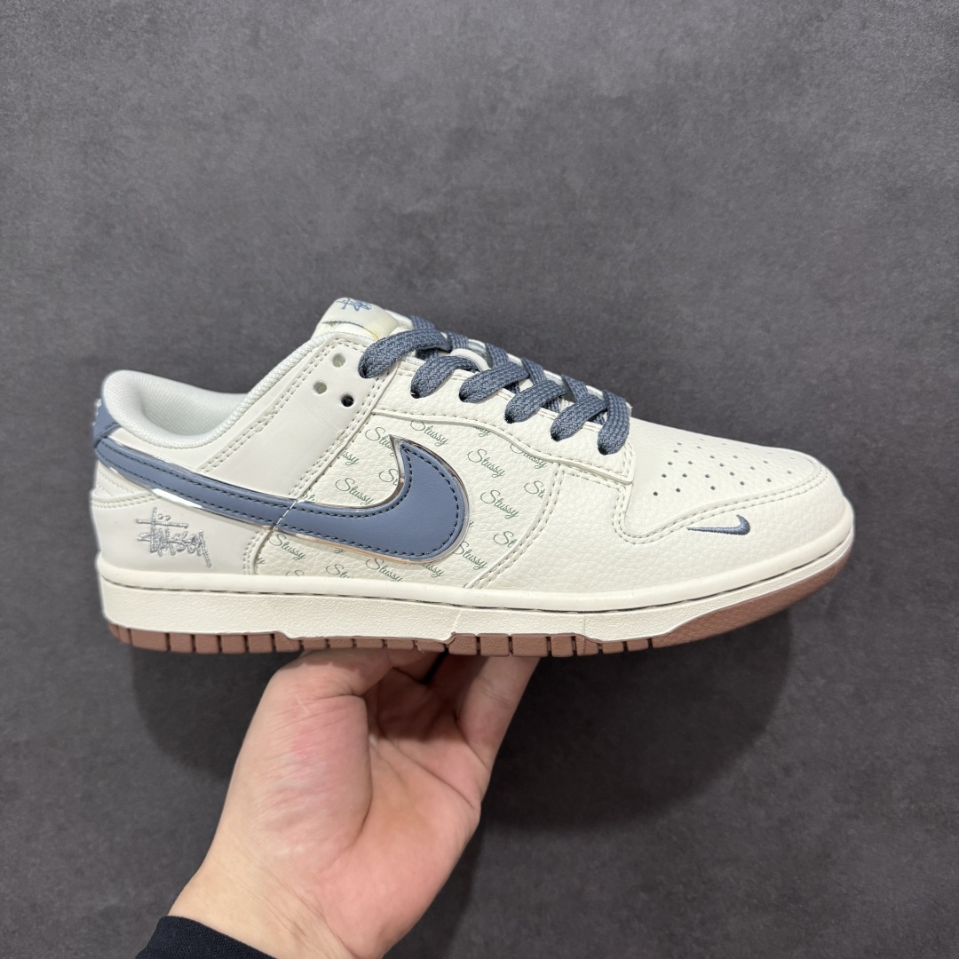  
【定制版】Nike SB Dunk Low 斯图西联名 浅蓝棕 周年高端定制 低帮休闲板鞋 ZH25
