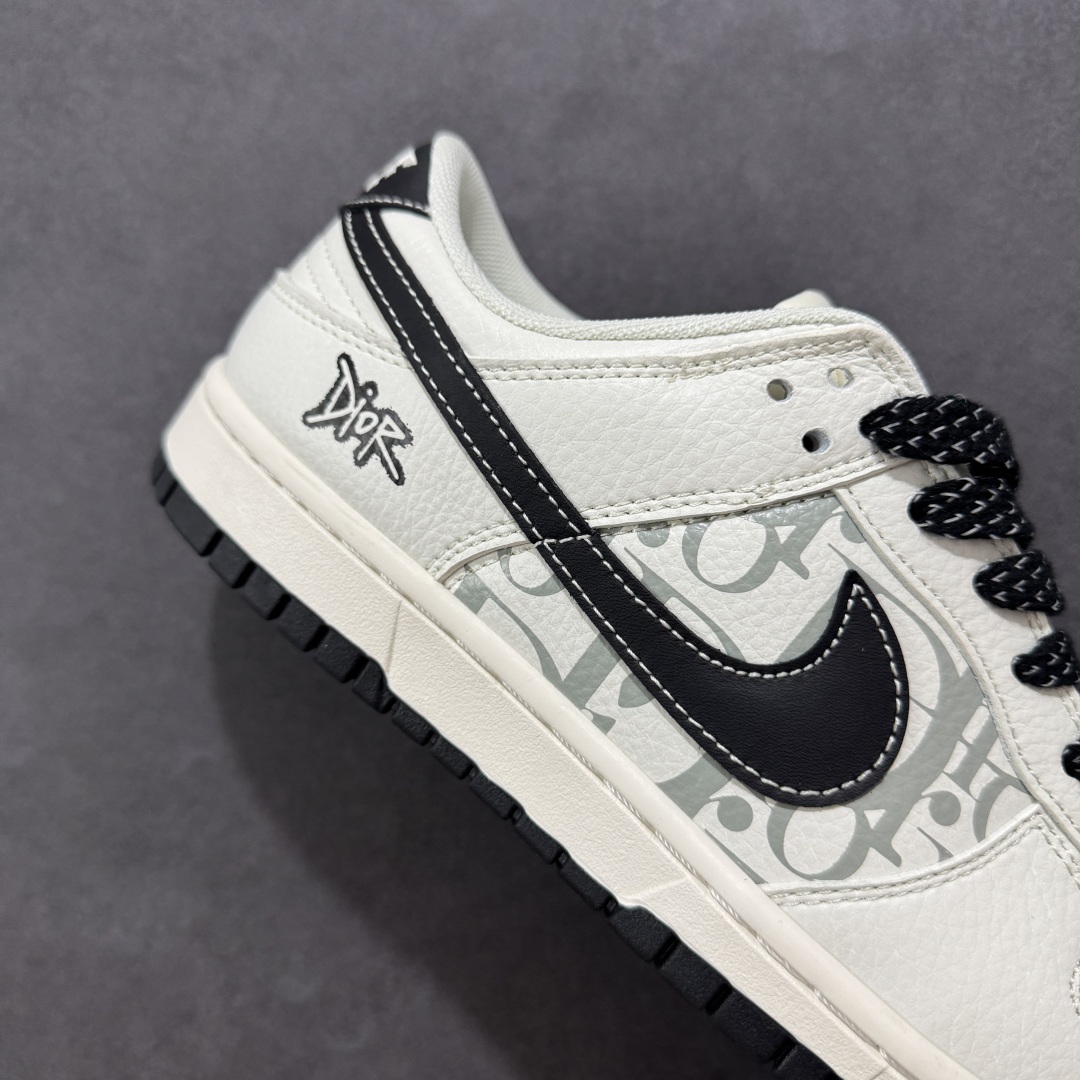  
【定制版】Nike SB Dunk Low“迪奥联名——迪奥印花黑勾” 高端定制 低帮休闲板鞋 
定