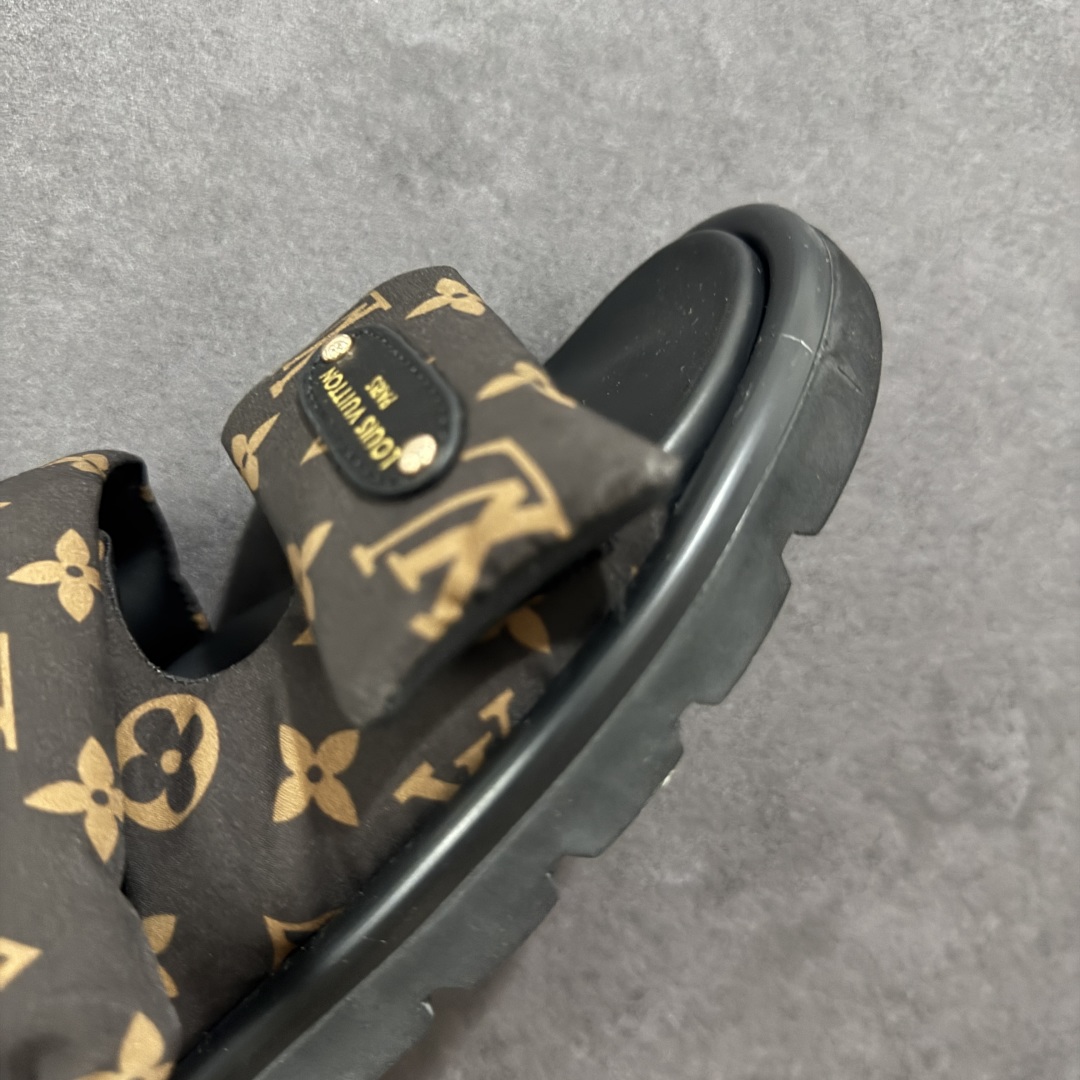 图片[5]-【广东纯原版本】LOUIS VUITTON ｜路易威登2025ss最新春夏款 村上隆/Takashi Murakami x LOUIS Pool Pillow Comfort 皮革 圆头套脚一字拖鞋 男女款 白色 室内外穿着皆宜。纯羊羔毛材质，鞋面受专水台高密度发泡材质，轻盈舒适，鞋底厚度3.5。 上脚超显腿长 SZ：35 36 37 38 39 40 41 42 43 44 45-选品中心