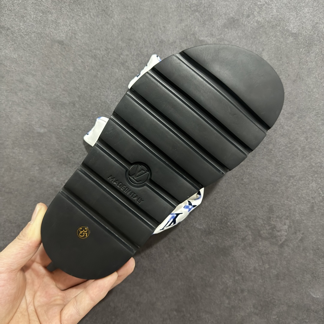 图片[9]-【广东纯原版本】LOUIS VUITTON ｜路易威登2025ss最新春夏款 村上隆/Takashi Murakami x LOUIS Pool Pillow Comfort 皮革 圆头套脚一字拖鞋 男女款 白色 室内外穿着皆宜。纯羊羔毛材质，鞋面受专水台高密度发泡材质，轻盈舒适，鞋底厚度3.5。 上脚超显腿长 SZ：35 36 37 38 39 40 41 42 43 44 45-选品中心