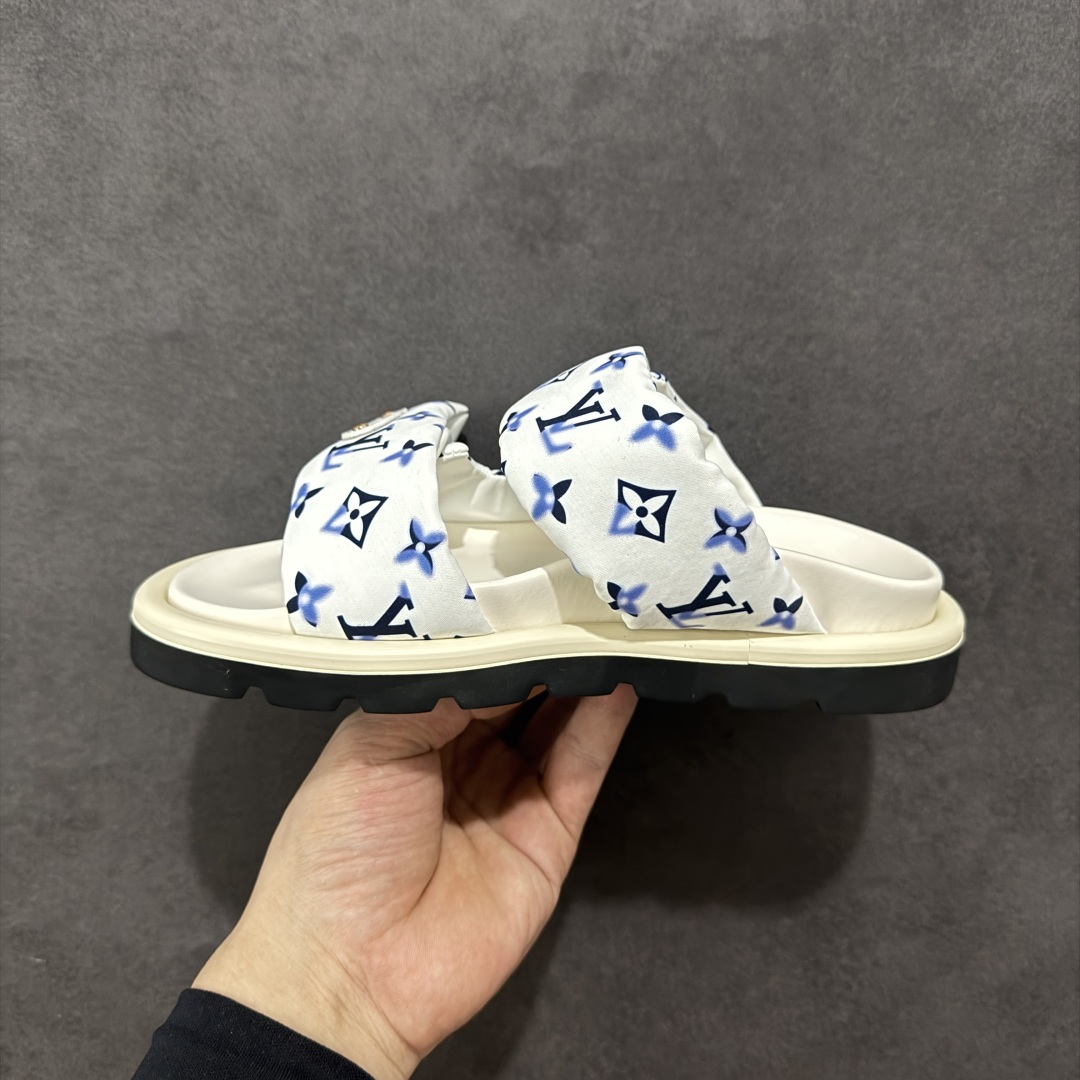 图片[2]-【广东纯原版本】LOUIS VUITTON ｜路易威登2025ss最新春夏款 村上隆/Takashi Murakami x LOUIS Pool Pillow Comfort 皮革 圆头套脚一字拖鞋 男女款 白色 室内外穿着皆宜。纯羊羔毛材质，鞋面受专水台高密度发泡材质，轻盈舒适，鞋底厚度3.5。 上脚超显腿长 SZ：35 36 37 38 39 40 41 42 43 44 45-选品中心