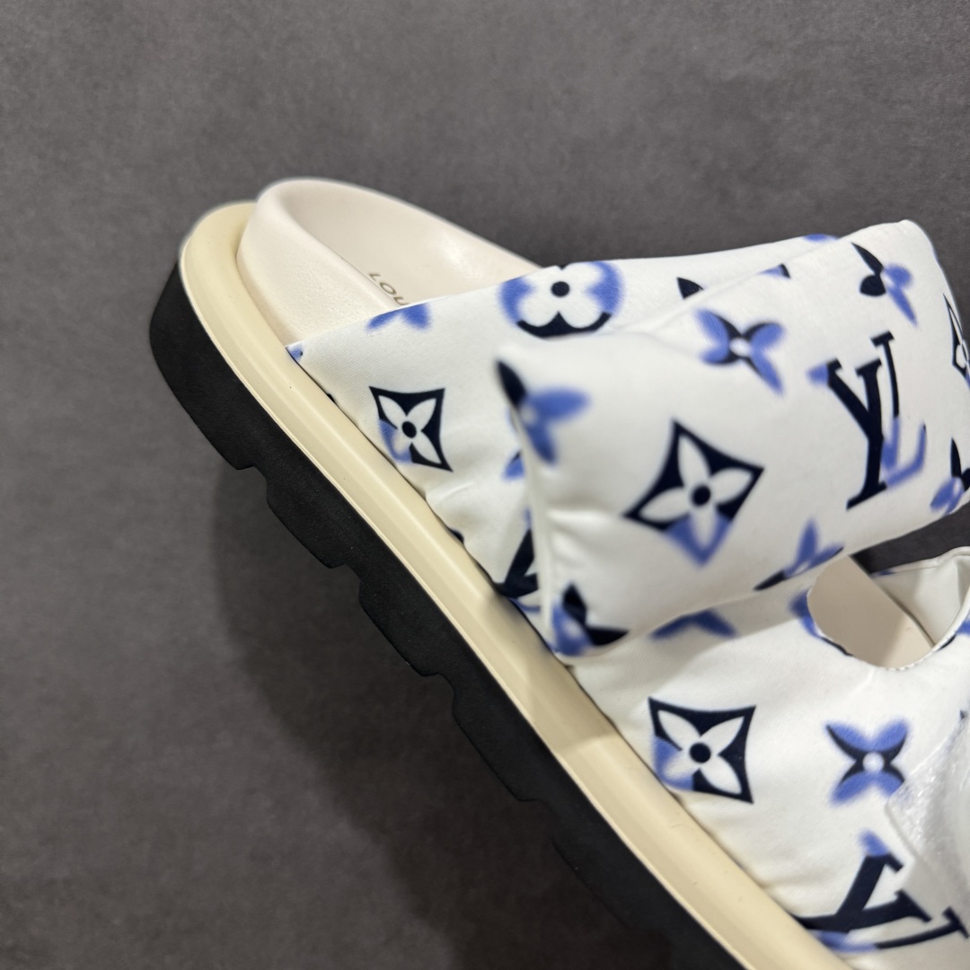 图片[6]-【广东纯原版本】LOUIS VUITTON ｜路易威登2025ss最新春夏款 村上隆/Takashi Murakami x LOUIS Pool Pillow Comfort 皮革 圆头套脚一字拖鞋 男女款 白色 室内外穿着皆宜。纯羊羔毛材质，鞋面受专水台高密度发泡材质，轻盈舒适，鞋底厚度3.5。 上脚超显腿长 SZ：35 36 37 38 39 40 41 42 43 44 45-选品中心