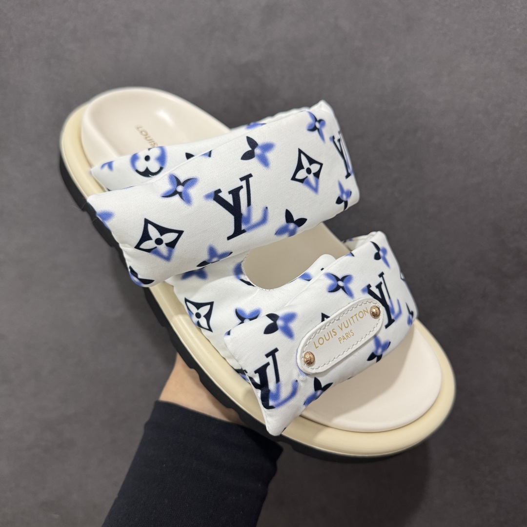 图片[3]-【广东纯原版本】LOUIS VUITTON ｜路易威登2025ss最新春夏款 村上隆/Takashi Murakami x LOUIS Pool Pillow Comfort 皮革 圆头套脚一字拖鞋 男女款 白色 室内外穿着皆宜。纯羊羔毛材质，鞋面受专水台高密度发泡材质，轻盈舒适，鞋底厚度3.5。 上脚超显腿长 SZ：35 36 37 38 39 40 41 42 43 44 45-选品中心