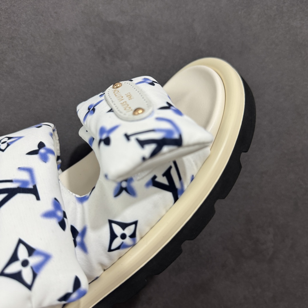 图片[5]-【广东纯原版本】LOUIS VUITTON ｜路易威登2025ss最新春夏款 村上隆/Takashi Murakami x LOUIS Pool Pillow Comfort 皮革 圆头套脚一字拖鞋 男女款 白色 室内外穿着皆宜。纯羊羔毛材质，鞋面受专水台高密度发泡材质，轻盈舒适，鞋底厚度3.5。 上脚超显腿长 SZ：35 36 37 38 39 40 41 42 43 44 45-选品中心