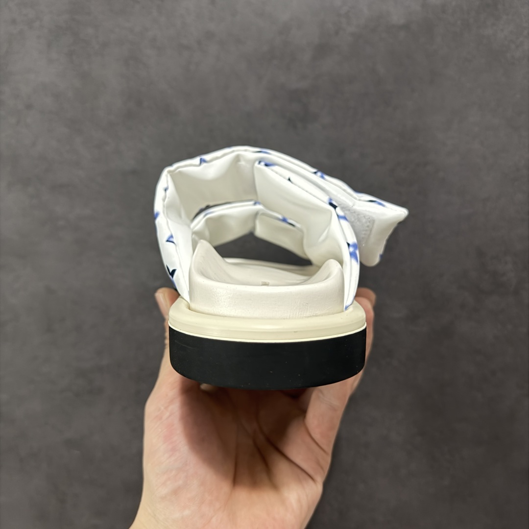 图片[4]-【广东纯原版本】LOUIS VUITTON ｜路易威登2025ss最新春夏款 村上隆/Takashi Murakami x LOUIS Pool Pillow Comfort 皮革 圆头套脚一字拖鞋 男女款 白色 室内外穿着皆宜。纯羊羔毛材质，鞋面受专水台高密度发泡材质，轻盈舒适，鞋底厚度3.5。 上脚超显腿长 SZ：35 36 37 38 39 40 41 42 43 44 45-选品中心