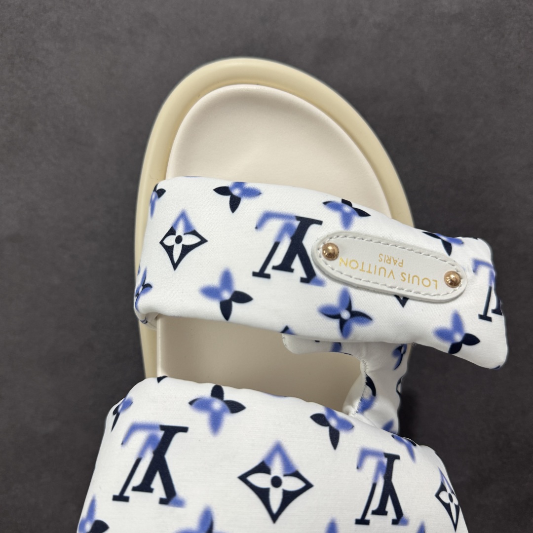 图片[8]-【广东纯原版本】LOUIS VUITTON ｜路易威登2025ss最新春夏款 村上隆/Takashi Murakami x LOUIS Pool Pillow Comfort 皮革 圆头套脚一字拖鞋 男女款 白色 室内外穿着皆宜。纯羊羔毛材质，鞋面受专水台高密度发泡材质，轻盈舒适，鞋底厚度3.5。 上脚超显腿长 SZ：35 36 37 38 39 40 41 42 43 44 45-选品中心