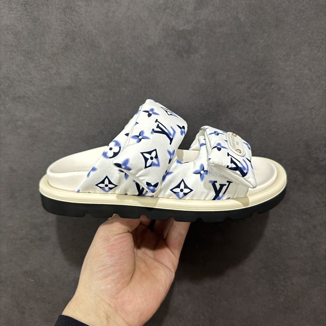 【广东纯原版本】LOUIS VUITTON |路易威登2025ss最新春夏款 村上隆/Takashi Murakami x LOUIS Pool Pillow Comfort 皮革 圆头套脚一字拖鞋 男女款 白色 室内外穿着皆宜。纯羊羔毛材质,鞋面受专水台高密度发泡材质,轻盈舒适,鞋底厚度3.5。 上脚超显腿长 SZ:35 36 37 38 39 40 41 42 43 44 45-选品中心