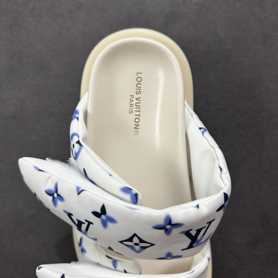 图片[7]-【广东纯原版本】LOUIS VUITTON ｜路易威登2025ss最新春夏款 村上隆/Takashi Murakami x LOUIS Pool Pillow Comfort 皮革 圆头套脚一字拖鞋 男女款 白色 室内外穿着皆宜。纯羊羔毛材质，鞋面受专水台高密度发泡材质，轻盈舒适，鞋底厚度3.5。 上脚超显腿长 SZ：35 36 37 38 39 40 41 42 43 44 45-选品中心