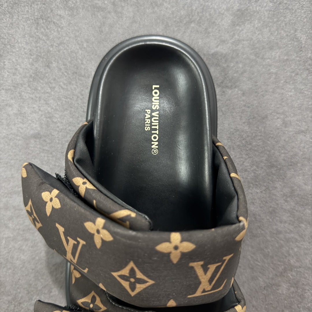 图片[7]-【广东纯原版本】LOUIS VUITTON ｜路易威登2025ss最新春夏款 村上隆/Takashi Murakami x LOUIS Pool Pillow Comfort 皮革 圆头套脚一字拖鞋 男女款 白色 室内外穿着皆宜。纯羊羔毛材质，鞋面受专水台高密度发泡材质，轻盈舒适，鞋底厚度3.5。 上脚超显腿长 SZ：35 36 37 38 39 40 41 42 43 44 45-选品中心