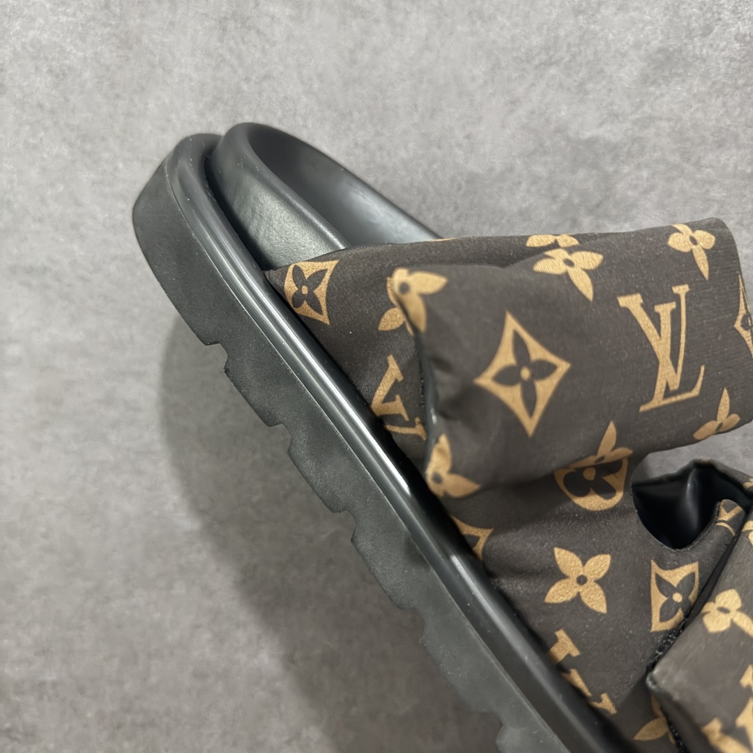 图片[6]-【广东纯原版本】LOUIS VUITTON ｜路易威登2025ss最新春夏款 村上隆/Takashi Murakami x LOUIS Pool Pillow Comfort 皮革 圆头套脚一字拖鞋 男女款 白色 室内外穿着皆宜。纯羊羔毛材质，鞋面受专水台高密度发泡材质，轻盈舒适，鞋底厚度3.5。 上脚超显腿长 SZ：35 36 37 38 39 40 41 42 43 44 45-选品中心