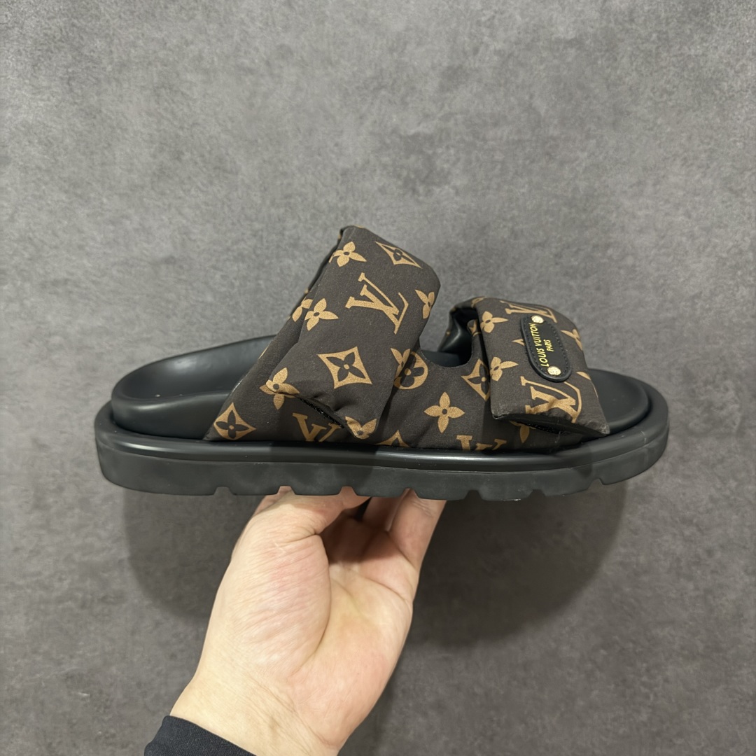 【广东纯原版本】LOUIS VUITTON |路易威登2025ss最新春夏款 村上隆/Takashi Murakami x LOUIS Pool Pillow Comfort 皮革 圆头套脚一字拖鞋 男女款 白色 室内外穿着皆宜。纯羊羔毛材质,鞋面受专水台高密度发泡材质,轻盈舒适,鞋底厚度3.5。 上脚超显腿长 SZ:35 36 37 38 39 40 41 42 43 44 45-选品中心