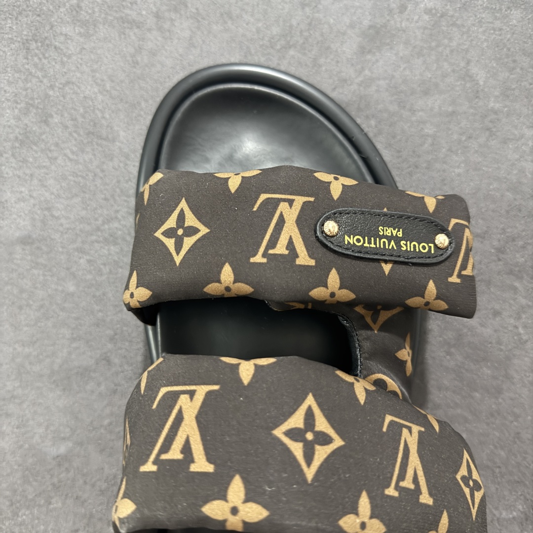 图片[8]-【广东纯原版本】LOUIS VUITTON ｜路易威登2025ss最新春夏款 村上隆/Takashi Murakami x LOUIS Pool Pillow Comfort 皮革 圆头套脚一字拖鞋 男女款 白色 室内外穿着皆宜。纯羊羔毛材质，鞋面受专水台高密度发泡材质，轻盈舒适，鞋底厚度3.5。 上脚超显腿长 SZ：35 36 37 38 39 40 41 42 43 44 45-选品中心