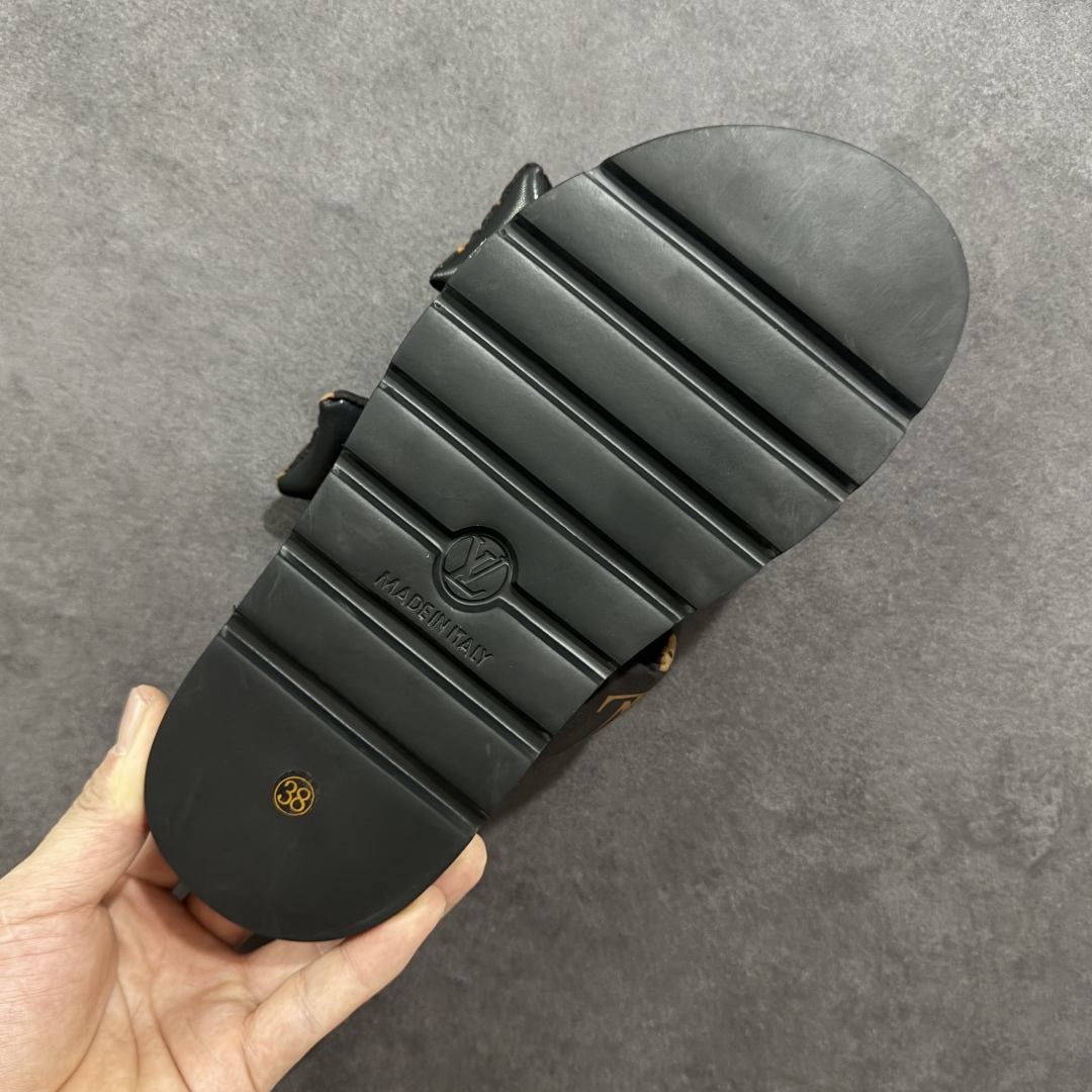 图片[9]-【广东纯原版本】LOUIS VUITTON ｜路易威登2025ss最新春夏款 村上隆/Takashi Murakami x LOUIS Pool Pillow Comfort 皮革 圆头套脚一字拖鞋 男女款 白色 室内外穿着皆宜。纯羊羔毛材质，鞋面受专水台高密度发泡材质，轻盈舒适，鞋底厚度3.5。 上脚超显腿长 SZ：35 36 37 38 39 40 41 42 43 44 45-选品中心