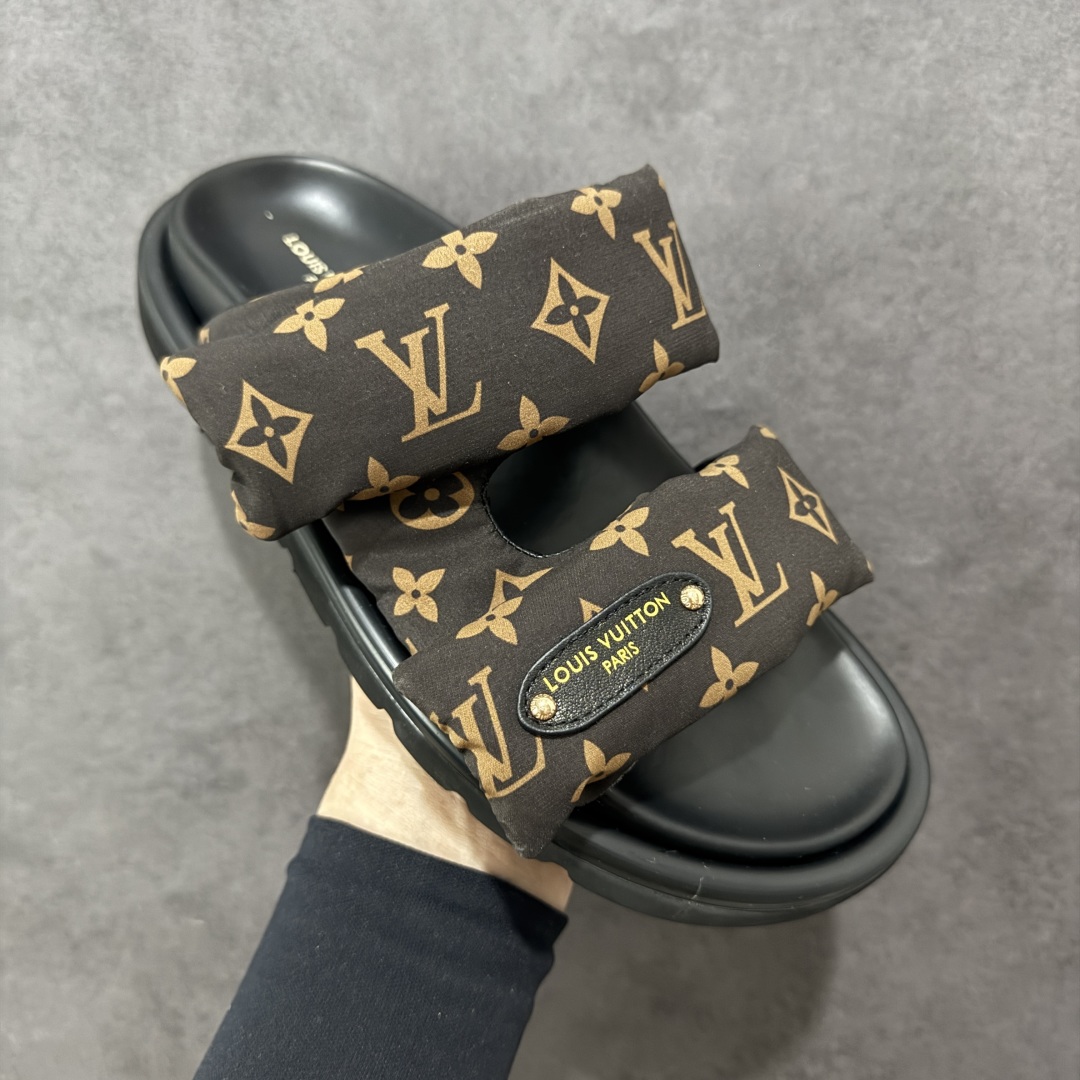 图片[3]-【广东纯原版本】LOUIS VUITTON ｜路易威登2025ss最新春夏款 村上隆/Takashi Murakami x LOUIS Pool Pillow Comfort 皮革 圆头套脚一字拖鞋 男女款 白色 室内外穿着皆宜。纯羊羔毛材质，鞋面受专水台高密度发泡材质，轻盈舒适，鞋底厚度3.5。 上脚超显腿长 SZ：35 36 37 38 39 40 41 42 43 44 45-选品中心