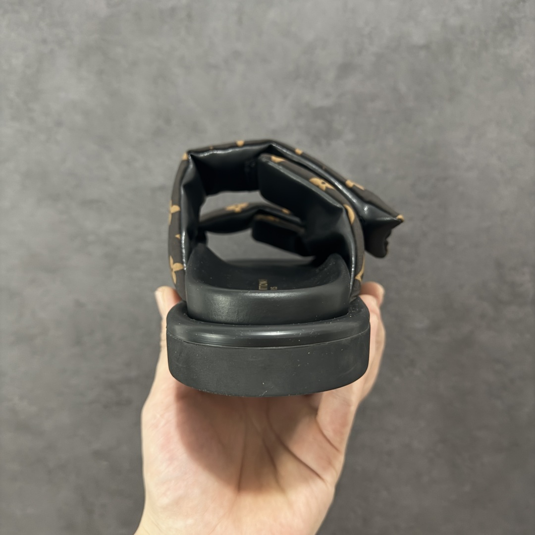 图片[4]-【广东纯原版本】LOUIS VUITTON ｜路易威登2025ss最新春夏款 村上隆/Takashi Murakami x LOUIS Pool Pillow Comfort 皮革 圆头套脚一字拖鞋 男女款 白色 室内外穿着皆宜。纯羊羔毛材质，鞋面受专水台高密度发泡材质，轻盈舒适，鞋底厚度3.5。 上脚超显腿长 SZ：35 36 37 38 39 40 41 42 43 44 45-选品中心