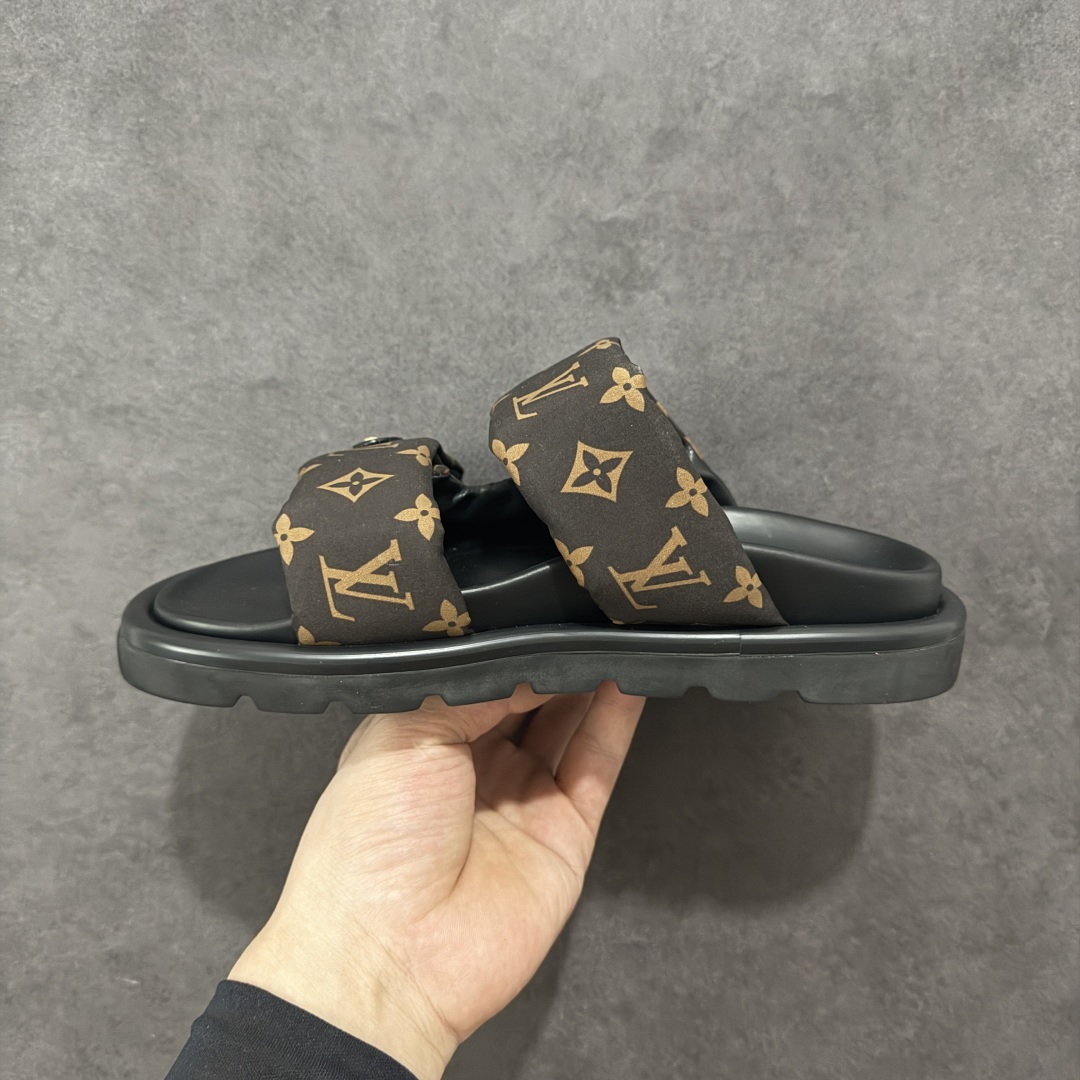 图片[2]-【广东纯原版本】LOUIS VUITTON ｜路易威登2025ss最新春夏款 村上隆/Takashi Murakami x LOUIS Pool Pillow Comfort 皮革 圆头套脚一字拖鞋 男女款 白色 室内外穿着皆宜。纯羊羔毛材质，鞋面受专水台高密度发泡材质，轻盈舒适，鞋底厚度3.5。 上脚超显腿长 SZ：35 36 37 38 39 40 41 42 43 44 45-选品中心